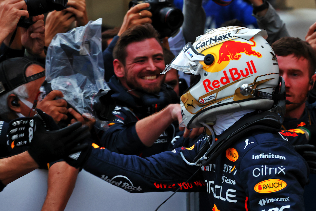GP GIAPPONE, Gara winner Max Verstappen (NLD) Red Bull Racing celebrates with the team in parc ferme.
09.10.2022. Formula 1 World Championship, Rd 18, Japanese Grand Prix, Suzuka, Japan, Gara Day.
 - www.xpbimages.com, EMail: requests@xpbimages.com © Copyright: Coates / XPB Images