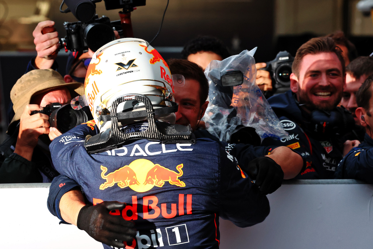 GP GIAPPONE, Gara winner Max Verstappen (NLD) Red Bull Racing celebrates with the team in parc ferme.
09.10.2022. Formula 1 World Championship, Rd 18, Japanese Grand Prix, Suzuka, Japan, Gara Day.
 - www.xpbimages.com, EMail: requests@xpbimages.com © Copyright: Coates / XPB Images