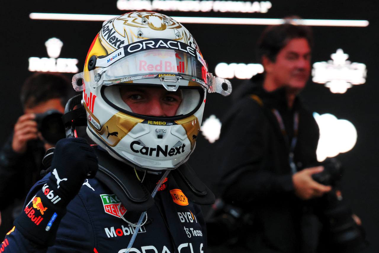 GP GIAPPONE, Gara winner Max Verstappen (NLD) Red Bull Racing celebrates in parc ferme.
09.10.2022. Formula 1 World Championship, Rd 18, Japanese Grand Prix, Suzuka, Japan, Gara Day.
 - www.xpbimages.com, EMail: requests@xpbimages.com © Copyright: Coates / XPB Images