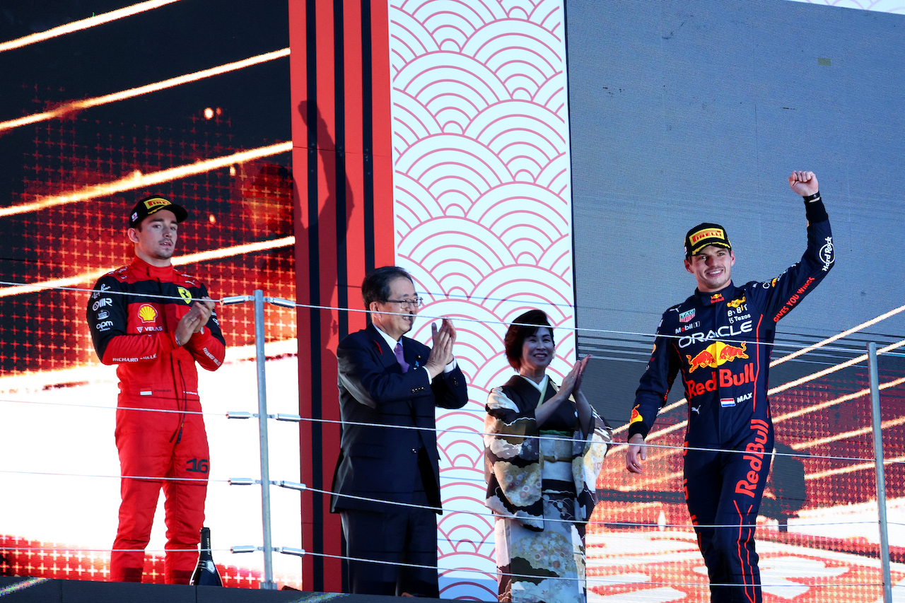 GP GIAPPONE, Gara winner Max Verstappen (NLD) Red Bull Racing celebrates on the podium.
09.10.2022. Formula 1 World Championship, Rd 18, Japanese Grand Prix, Suzuka, Japan, Gara Day.
 - www.xpbimages.com, EMail: requests@xpbimages.com © Copyright: Coates / XPB Images