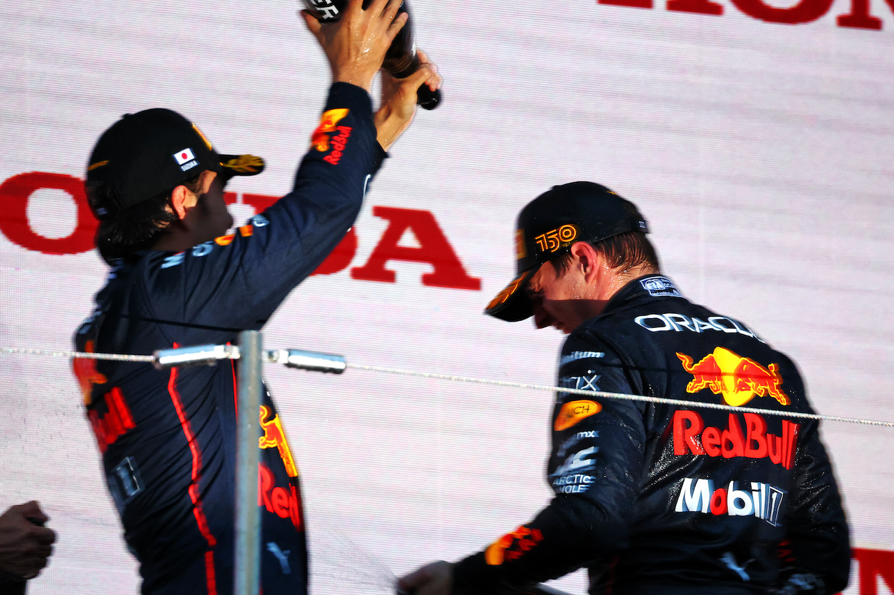 GP GIAPPONE, Gara winner Max Verstappen (NLD) Red Bull Racing celebrates on the podium with team mate Sergio Perez (MEX) Red Bull Racing.
09.10.2022. Formula 1 World Championship, Rd 18, Japanese Grand Prix, Suzuka, Japan, Gara Day.
 - www.xpbimages.com, EMail: requests@xpbimages.com © Copyright: Coates / XPB Images