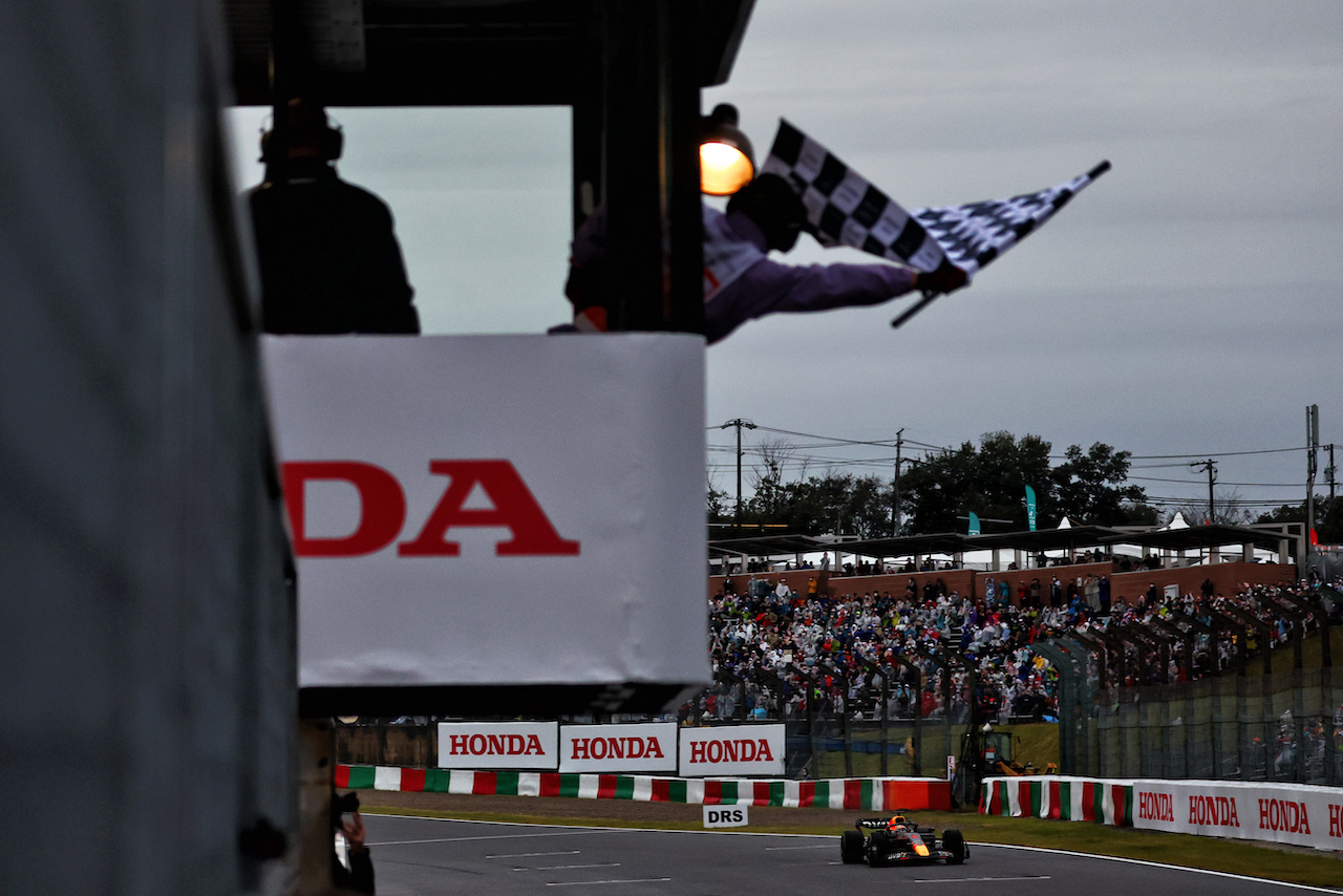 GP GIAPPONE, Gara winner Max Verstappen (NLD) Red Bull Racing RB18 takes the chequered flag at the end of the race.
09.10.2022. Formula 1 World Championship, Rd 18, Japanese Grand Prix, Suzuka, Japan, Gara Day.
 - www.xpbimages.com, EMail: requests@xpbimages.com © Copyright: Coates / XPB Images
