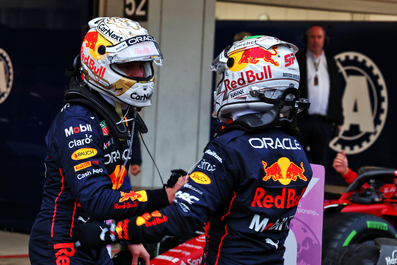 GP GIAPPONE, Gara winner Max Verstappen (NLD) Red Bull Racing with team mate Sergio Perez (MEX) Red Bull Racing in parc ferme.
09.10.2022. Formula 1 World Championship, Rd 18, Japanese Grand Prix, Suzuka, Japan, Gara Day.
 - www.xpbimages.com, EMail: requests@xpbimages.com © Copyright: Coates / XPB Images