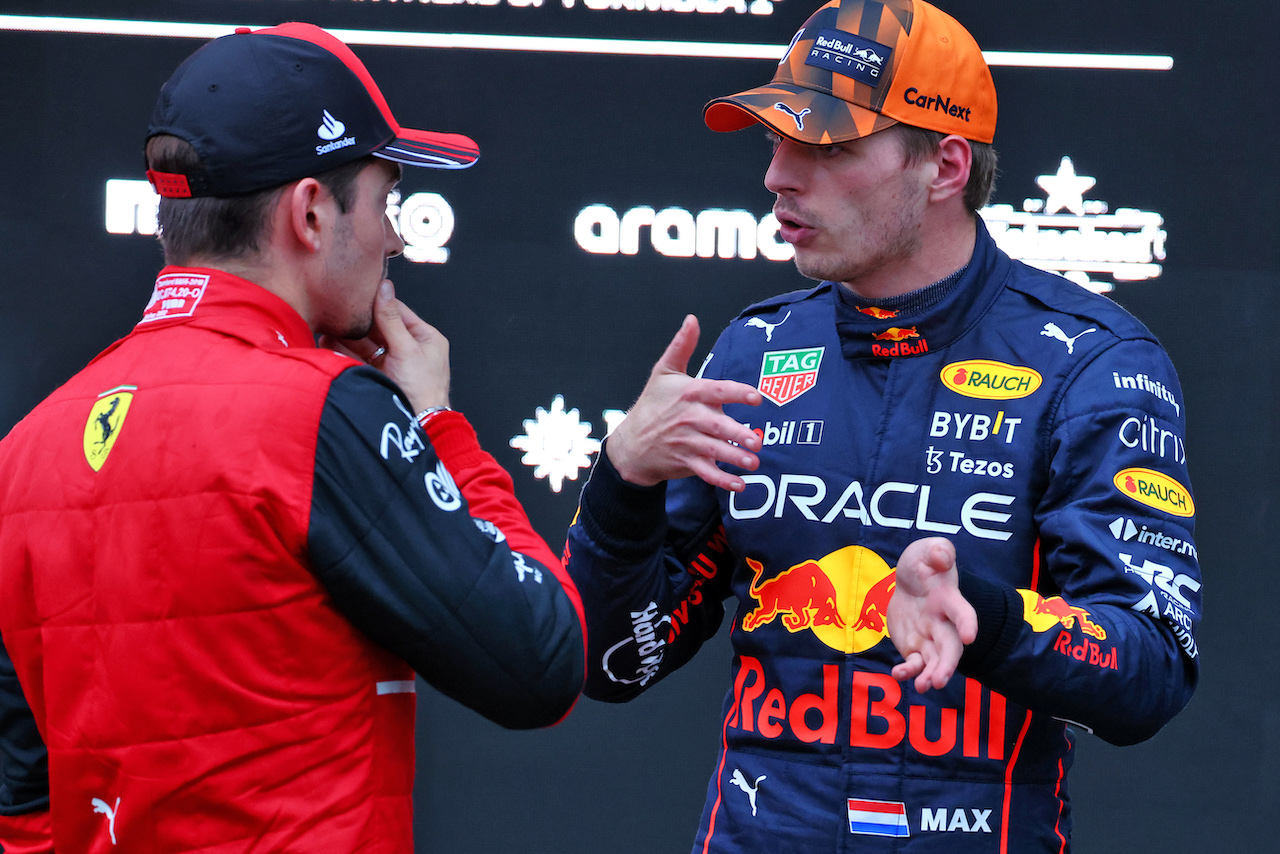 GP GIAPPONE, (L to R): Charles Leclerc (MON) Ferrari with vincitore Max Verstappen (NLD) Red Bull Racing in parc ferme.
09.10.2022. Formula 1 World Championship, Rd 18, Japanese Grand Prix, Suzuka, Japan, Gara Day.
 - www.xpbimages.com, EMail: requests@xpbimages.com © Copyright: Coates / XPB Images