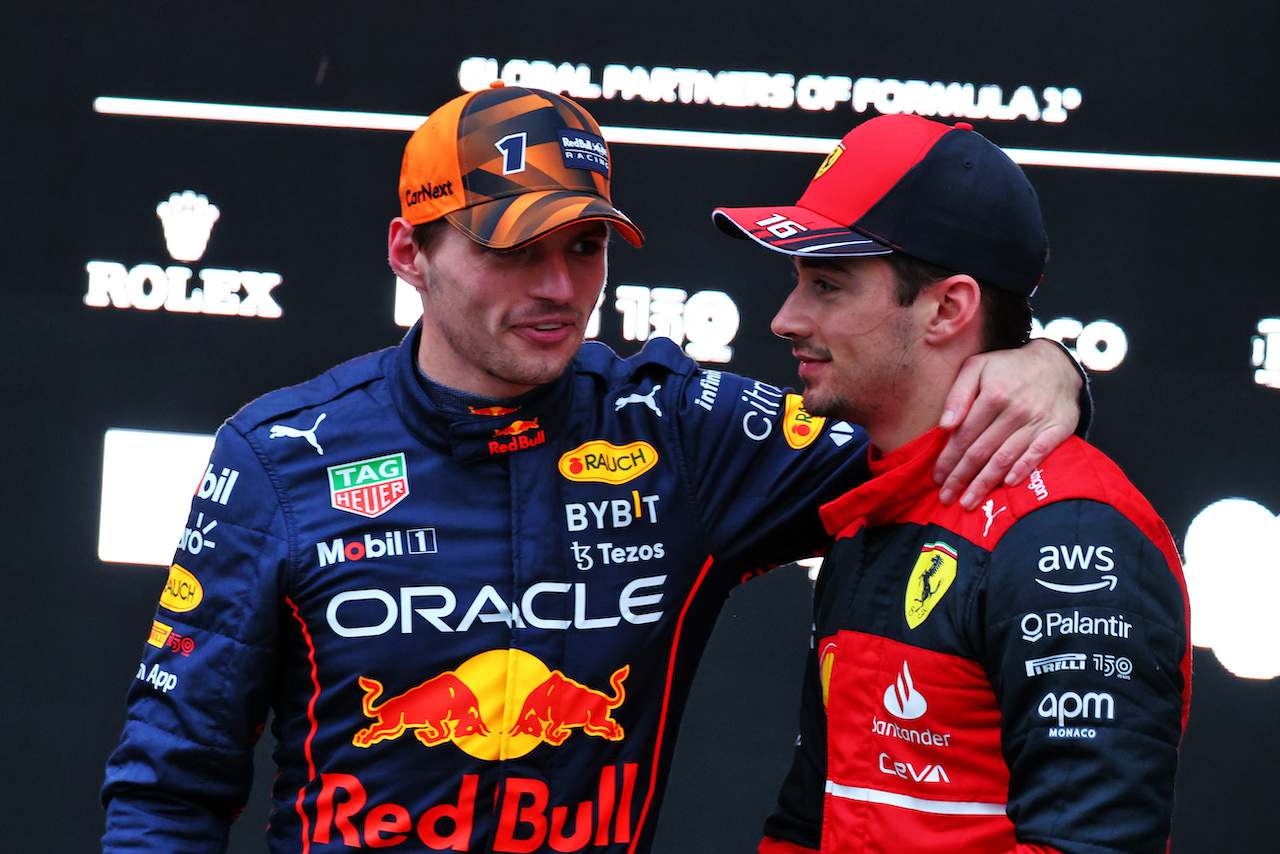 GP GIAPPONE, (L to R): vincitore Max Verstappen (NLD) Red Bull Racing with Charles Leclerc (MON) Ferrari in parc ferme.
09.10.2022. Formula 1 World Championship, Rd 18, Japanese Grand Prix, Suzuka, Japan, Gara Day.
 - www.xpbimages.com, EMail: requests@xpbimages.com © Copyright: Coates / XPB Images