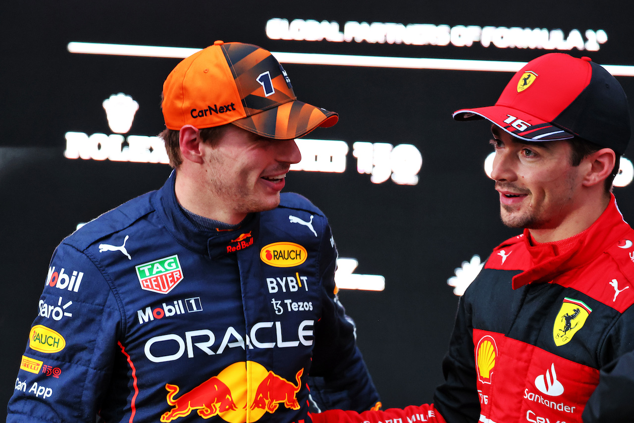GP GIAPPONE, (L to R): vincitore Max Verstappen (NLD) Red Bull Racing with Charles Leclerc (MON) Ferrari in parc ferme.
09.10.2022. Formula 1 World Championship, Rd 18, Japanese Grand Prix, Suzuka, Japan, Gara Day.
 - www.xpbimages.com, EMail: requests@xpbimages.com © Copyright: Coates / XPB Images