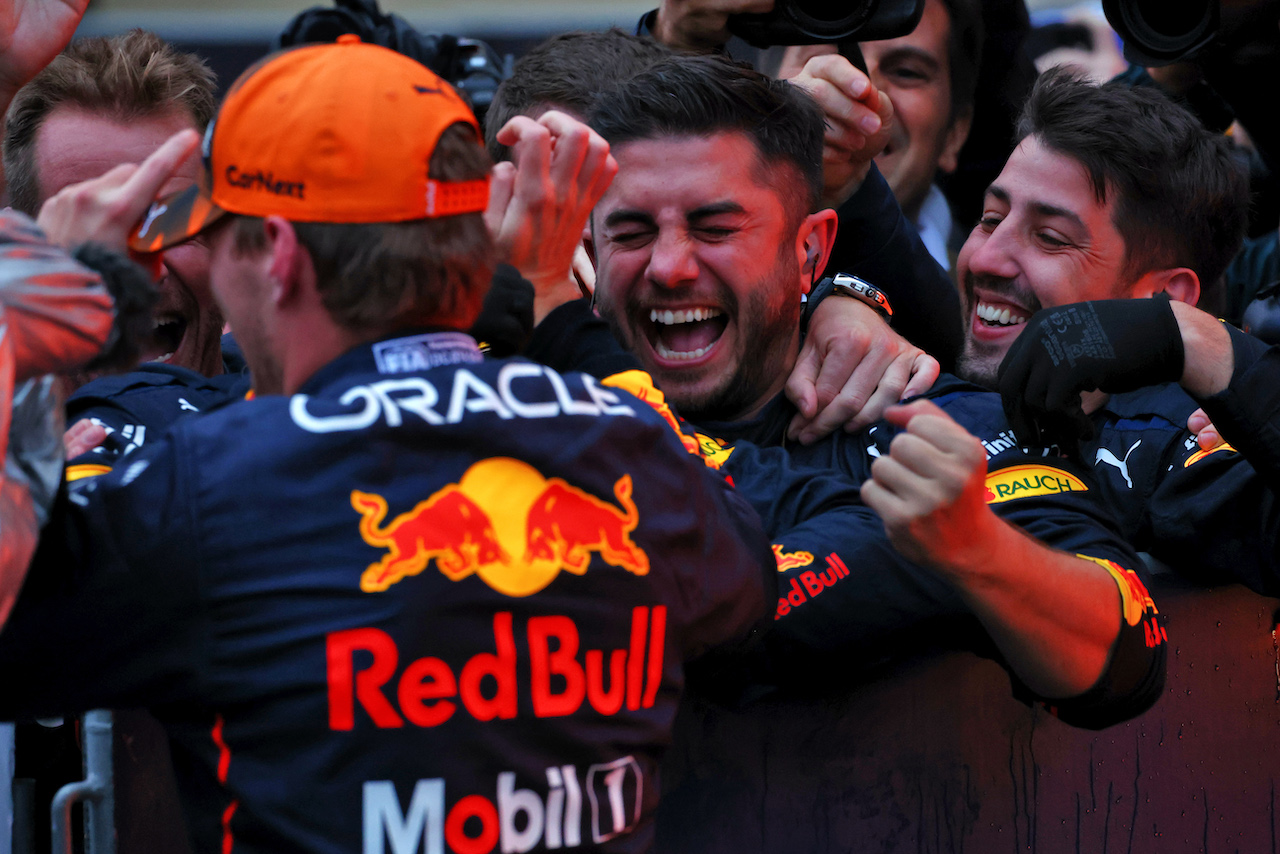 GP GIAPPONE, Gara winner Max Verstappen (NLD) Red Bull Racing celebrates with the team in parc ferme.
09.10.2022. Formula 1 World Championship, Rd 18, Japanese Grand Prix, Suzuka, Japan, Gara Day.
 - www.xpbimages.com, EMail: requests@xpbimages.com © Copyright: Coates / XPB Images