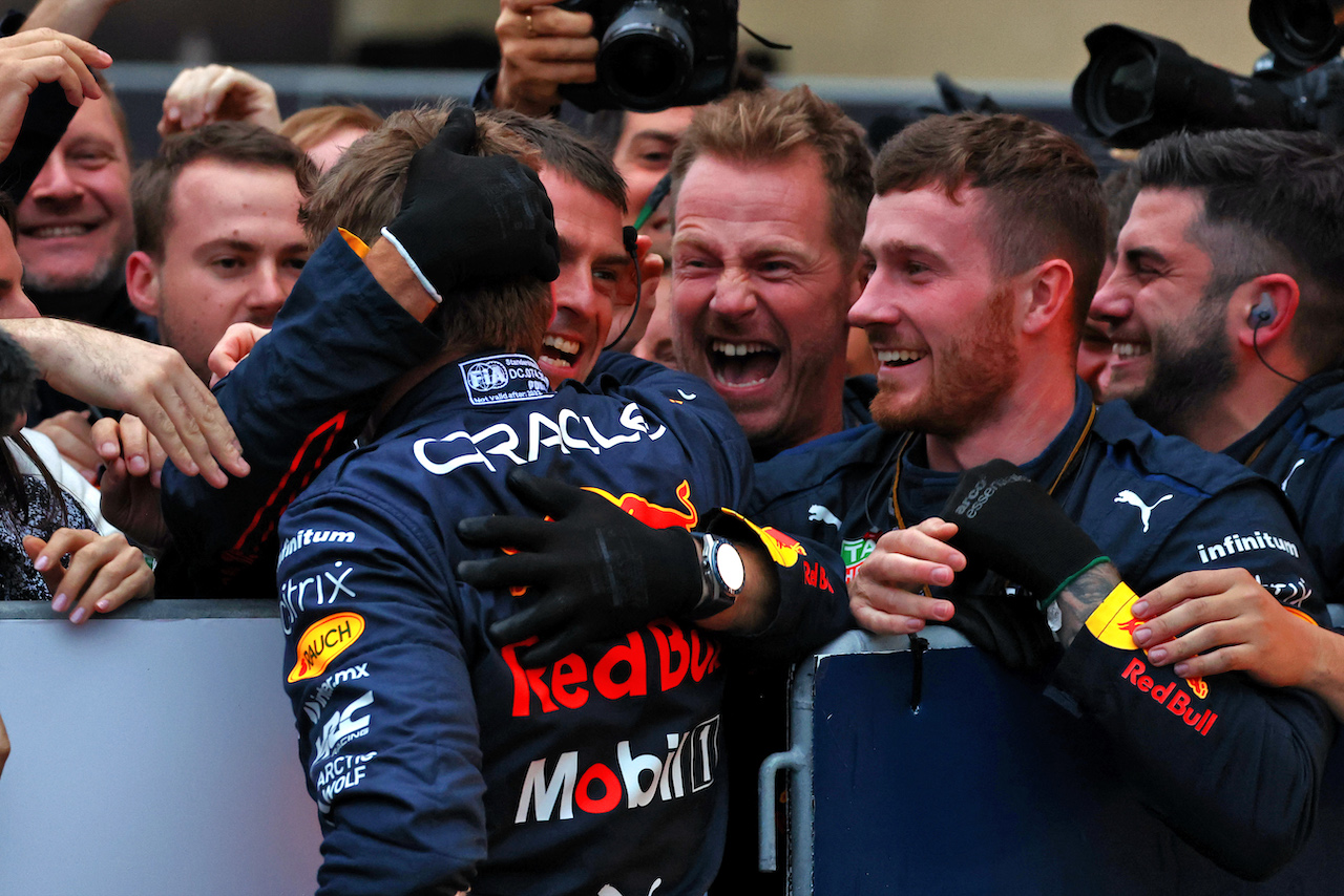 GP GIAPPONE, Gara winner Max Verstappen (NLD) Red Bull Racing celebrates with the team in parc ferme.
09.10.2022. Formula 1 World Championship, Rd 18, Japanese Grand Prix, Suzuka, Japan, Gara Day.
 - www.xpbimages.com, EMail: requests@xpbimages.com © Copyright: Coates / XPB Images