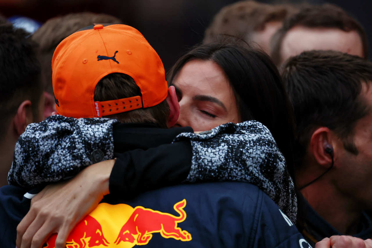 GP GIAPPONE, Gara winner Max Verstappen (NLD) Red Bull Racing celebrates with girlfriend Kelly Piquet (BRA) in parc ferme.
09.10.2022. Formula 1 World Championship, Rd 18, Japanese Grand Prix, Suzuka, Japan, Gara Day.
 - www.xpbimages.com, EMail: requests@xpbimages.com © Copyright: Coates / XPB Images