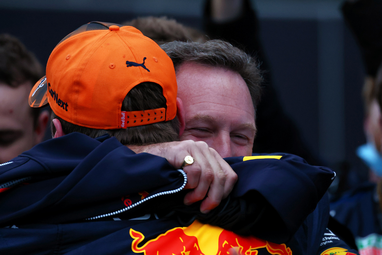 GP GIAPPONE, Gara winner Max Verstappen (NLD) Red Bull Racing celebrates with Christian Horner (GBR) Red Bull Racing Team Principal in parc ferme.
09.10.2022. Formula 1 World Championship, Rd 18, Japanese Grand Prix, Suzuka, Japan, Gara Day.
 - www.xpbimages.com, EMail: requests@xpbimages.com © Copyright: Coates / XPB Images