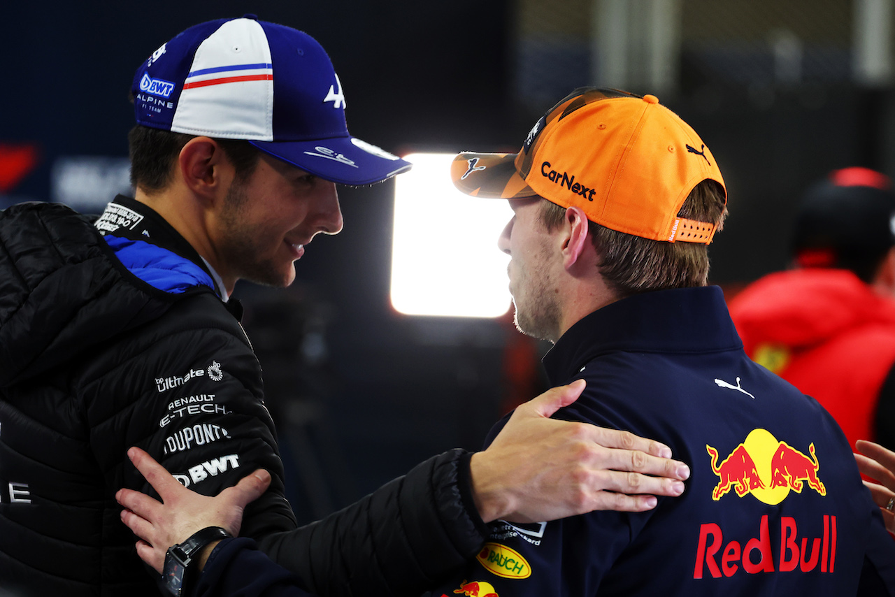 GP GIAPPONE, (L to R): Esteban Ocon (FRA) Alpine F1 Team with vincitore e World Champion Max Verstappen (NLD) Red Bull Racing.
09.10.2022. Formula 1 World Championship, Rd 18, Japanese Grand Prix, Suzuka, Japan, Gara Day.
- www.xpbimages.com, EMail: requests@xpbimages.com © Copyright: Batchelor / XPB Images