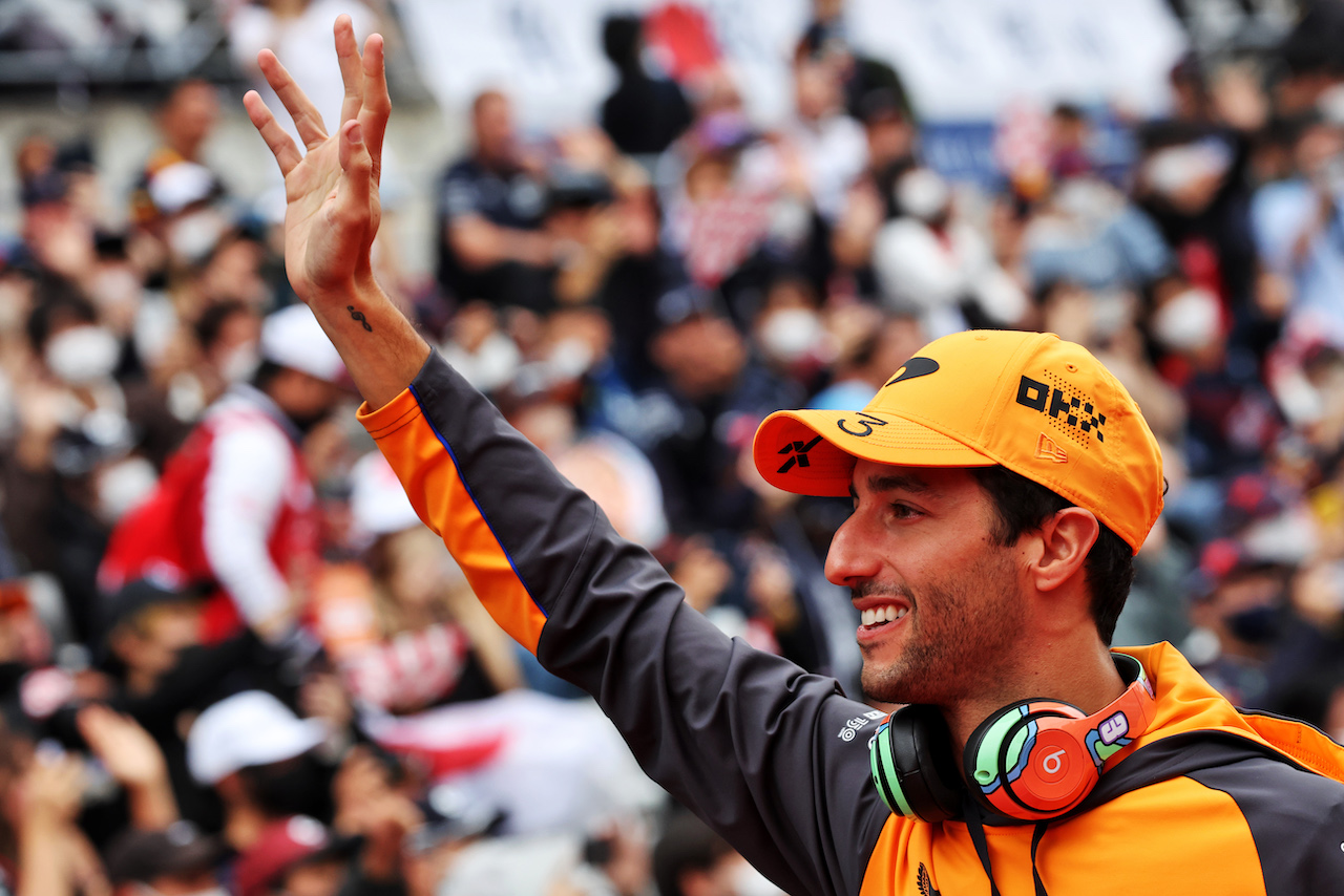GP GIAPPONE, Daniel Ricciardo (AUS) McLaren on the drivers parade.
09.10.2022. Formula 1 World Championship, Rd 18, Japanese Grand Prix, Suzuka, Japan, Gara Day.
- www.xpbimages.com, EMail: requests@xpbimages.com © Copyright: Bearne / XPB Images