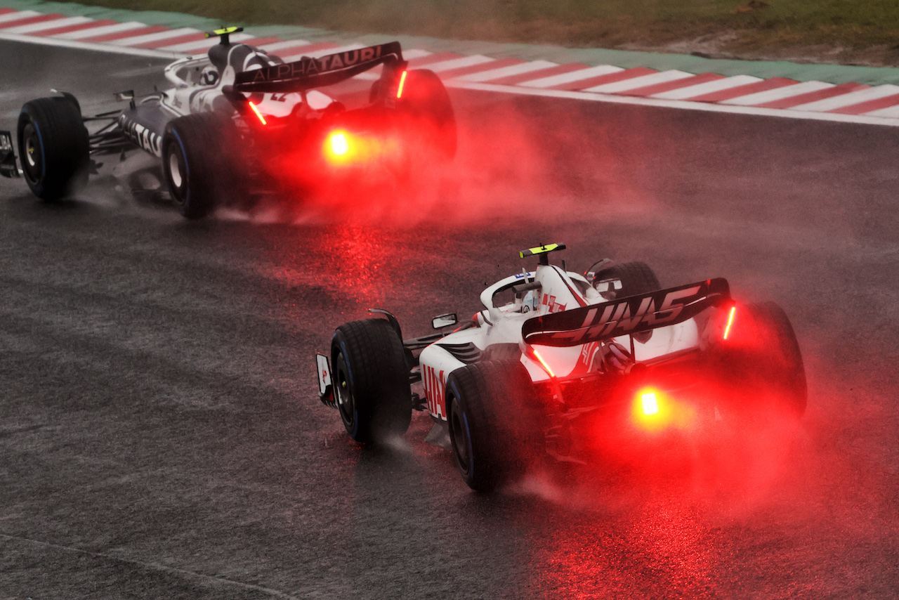 GP GIAPPONE, Yuki Tsunoda (JPN) AlphaTauri AT03 davanti a Mick Schumacher (GER) Haas VF-22.
09.10.2022. Formula 1 World Championship, Rd 18, Japanese Grand Prix, Suzuka, Japan, Gara Day.
- www.xpbimages.com, EMail: requests@xpbimages.com © Copyright: Bearne / XPB Images