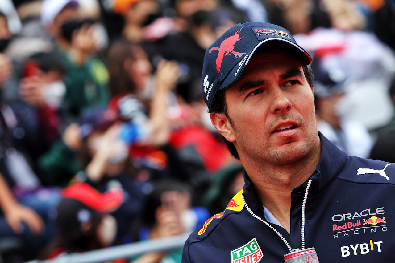 GP GIAPPONE, Sergio Perez (MEX) Red Bull Racing on the drivers parade.
09.10.2022. Formula 1 World Championship, Rd 18, Japanese Grand Prix, Suzuka, Japan, Gara Day.
- www.xpbimages.com, EMail: requests@xpbimages.com © Copyright: Bearne / XPB Images