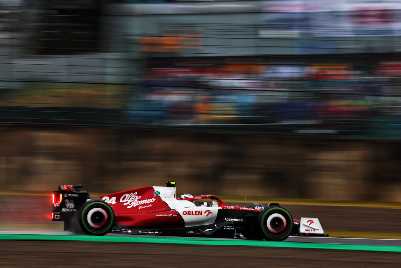 GP GIAPPONE, Guanyu Zhou (CHN) Alfa Romeo F1 Team C42.
09.10.2022. Formula 1 World Championship, Rd 18, Japanese Grand Prix, Suzuka, Japan, Gara Day.
 - www.xpbimages.com, EMail: requests@xpbimages.com © Copyright: Coates / XPB Images