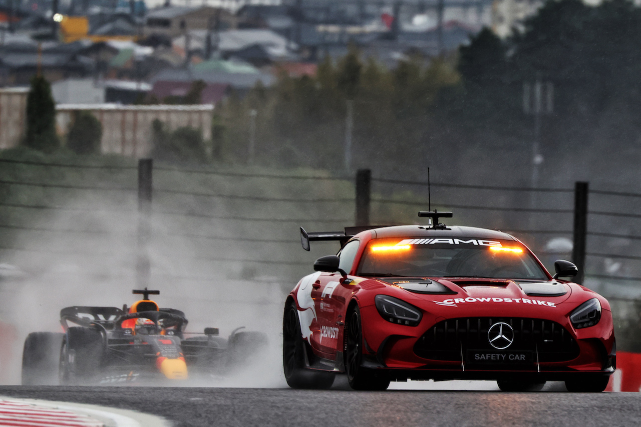 GP GIAPPONE, Max Verstappen (NLD) Red Bull Racing RB18 davanti a behind the Mercedes AMG FIA Safety Car.
09.10.2022. Formula 1 World Championship, Rd 18, Japanese Grand Prix, Suzuka, Japan, Gara Day.
 - www.xpbimages.com, EMail: requests@xpbimages.com © Copyright: Coates / XPB Images