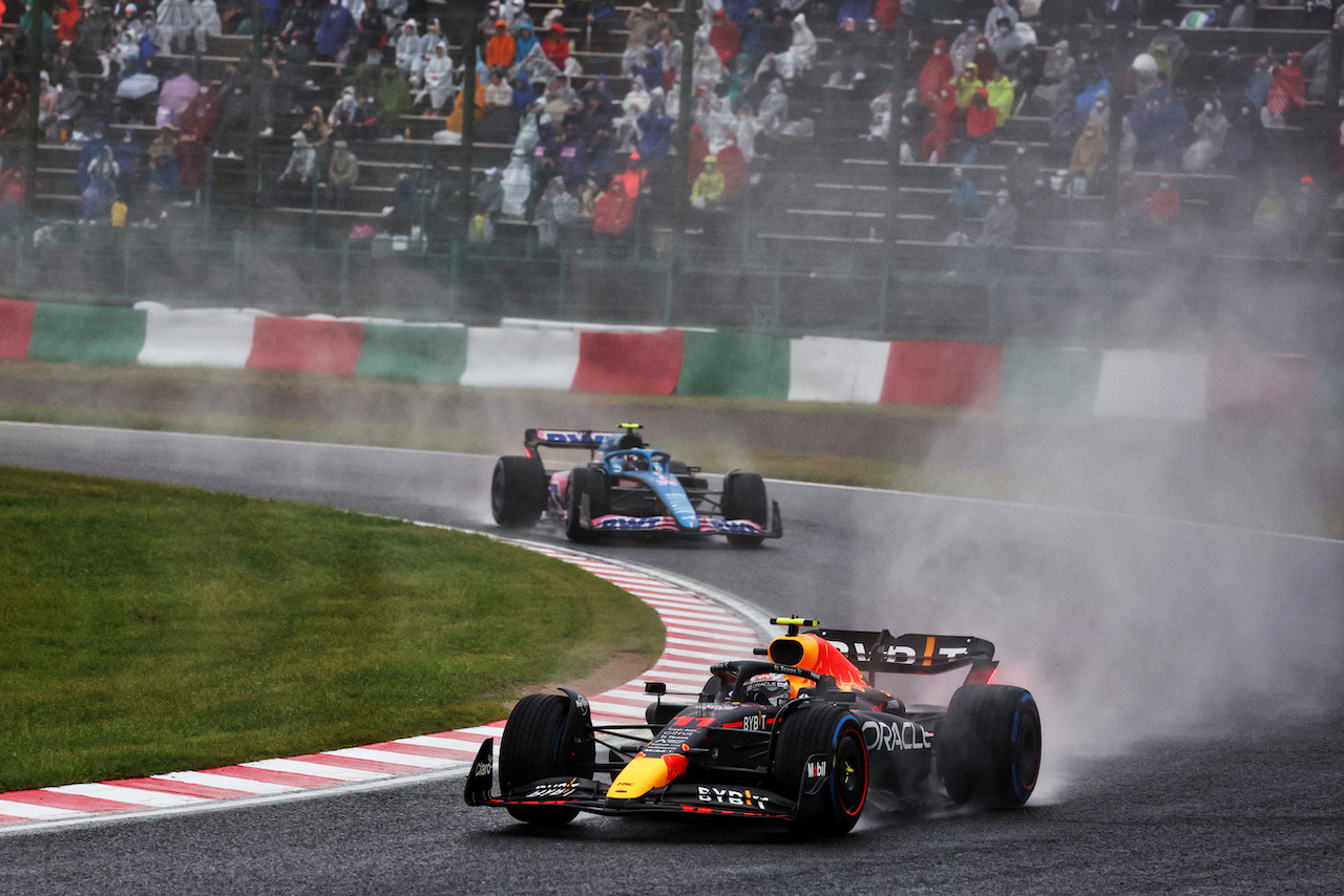 GP GIAPPONE, Sergio Perez (MEX) Red Bull Racing RB18.
09.10.2022. Formula 1 World Championship, Rd 18, Japanese Grand Prix, Suzuka, Japan, Gara Day.
 - www.xpbimages.com, EMail: requests@xpbimages.com © Copyright: Coates / XPB Images