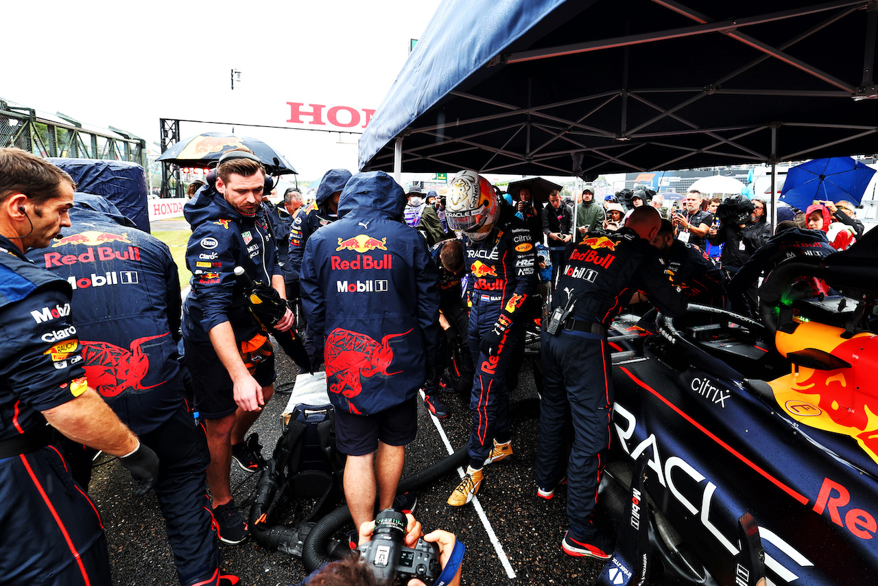 GP GIAPPONE, Max Verstappen (NLD) Red Bull Racing RB18 on the grid.
09.10.2022. Formula 1 World Championship, Rd 18, Japanese Grand Prix, Suzuka, Japan, Gara Day.
 - www.xpbimages.com, EMail: requests@xpbimages.com © Copyright: Coates / XPB Images