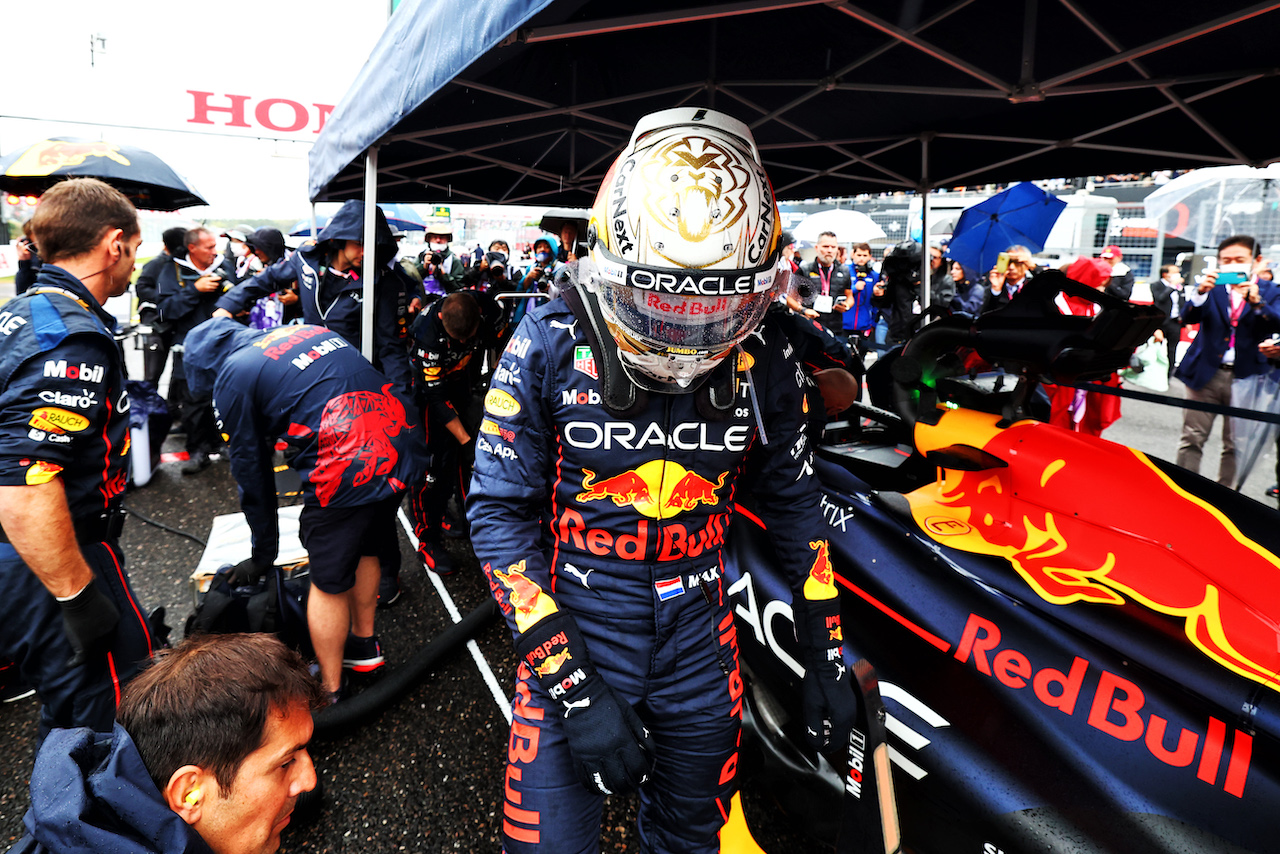 GP GIAPPONE, Max Verstappen (NLD) Red Bull Racing RB18 on the grid.
09.10.2022. Formula 1 World Championship, Rd 18, Japanese Grand Prix, Suzuka, Japan, Gara Day.
 - www.xpbimages.com, EMail: requests@xpbimages.com © Copyright: Coates / XPB Images
