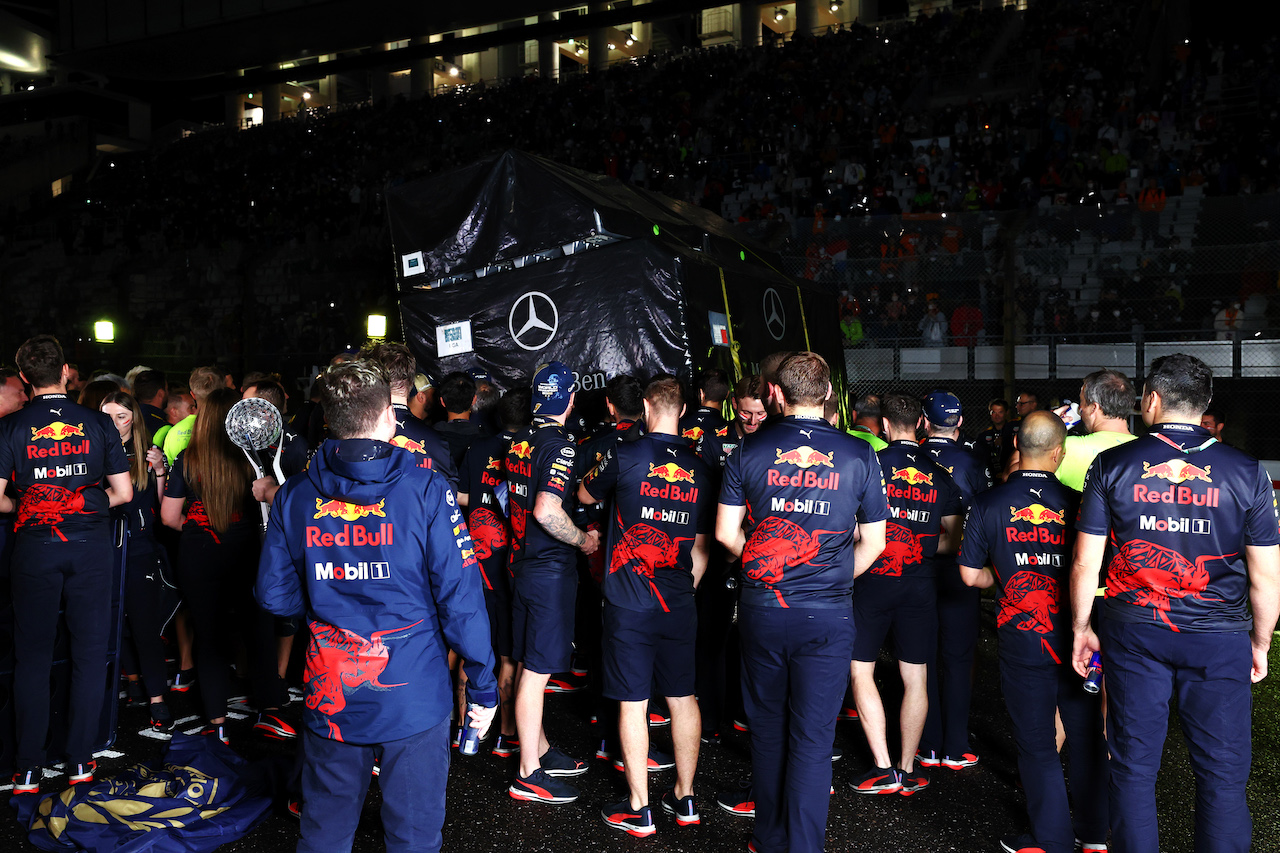 GP GIAPPONE, Red Bull Racing celebrates the World Championship for Max Verstappen (NLD) Red Bull Racing.
09.10.2022. Formula 1 World Championship, Rd 18, Japanese Grand Prix, Suzuka, Japan, Gara Day.
 - www.xpbimages.com, EMail: requests@xpbimages.com © Copyright: Coates / XPB Images