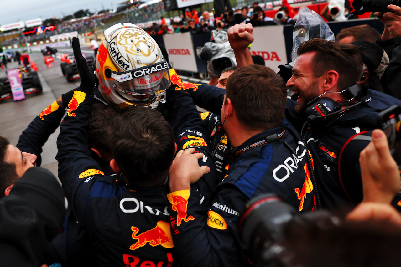 GP GIAPPONE, Gara winner Max Verstappen (NLD) Red Bull Racing celebrates with the team.
09.10.2022. Formula 1 World Championship, Rd 18, Japanese Grand Prix, Suzuka, Japan, Gara Day.
- www.xpbimages.com, EMail: requests@xpbimages.com © Copyright: Batchelor / XPB Images