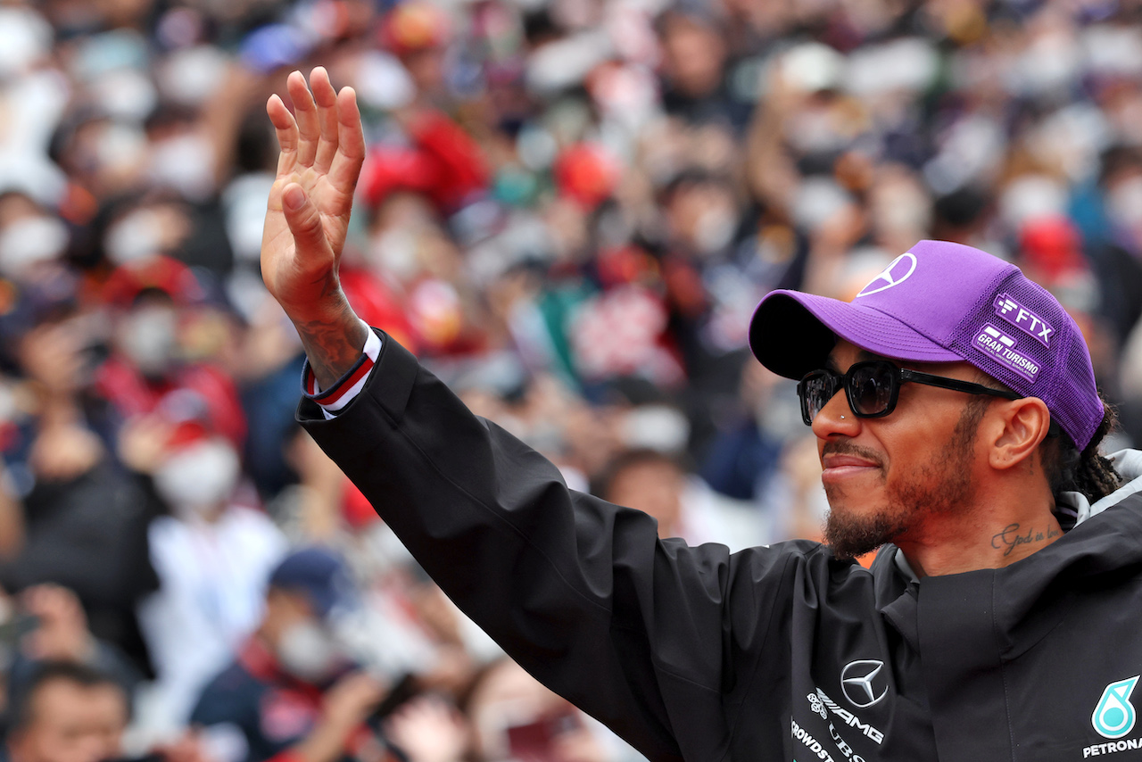 GP GIAPPONE, Lewis Hamilton (GBR) Mercedes AMG F1 on the drivers parade.
09.10.2022. Formula 1 World Championship, Rd 18, Japanese Grand Prix, Suzuka, Japan, Gara Day.
- www.xpbimages.com, EMail: requests@xpbimages.com © Copyright: Bearne / XPB Images