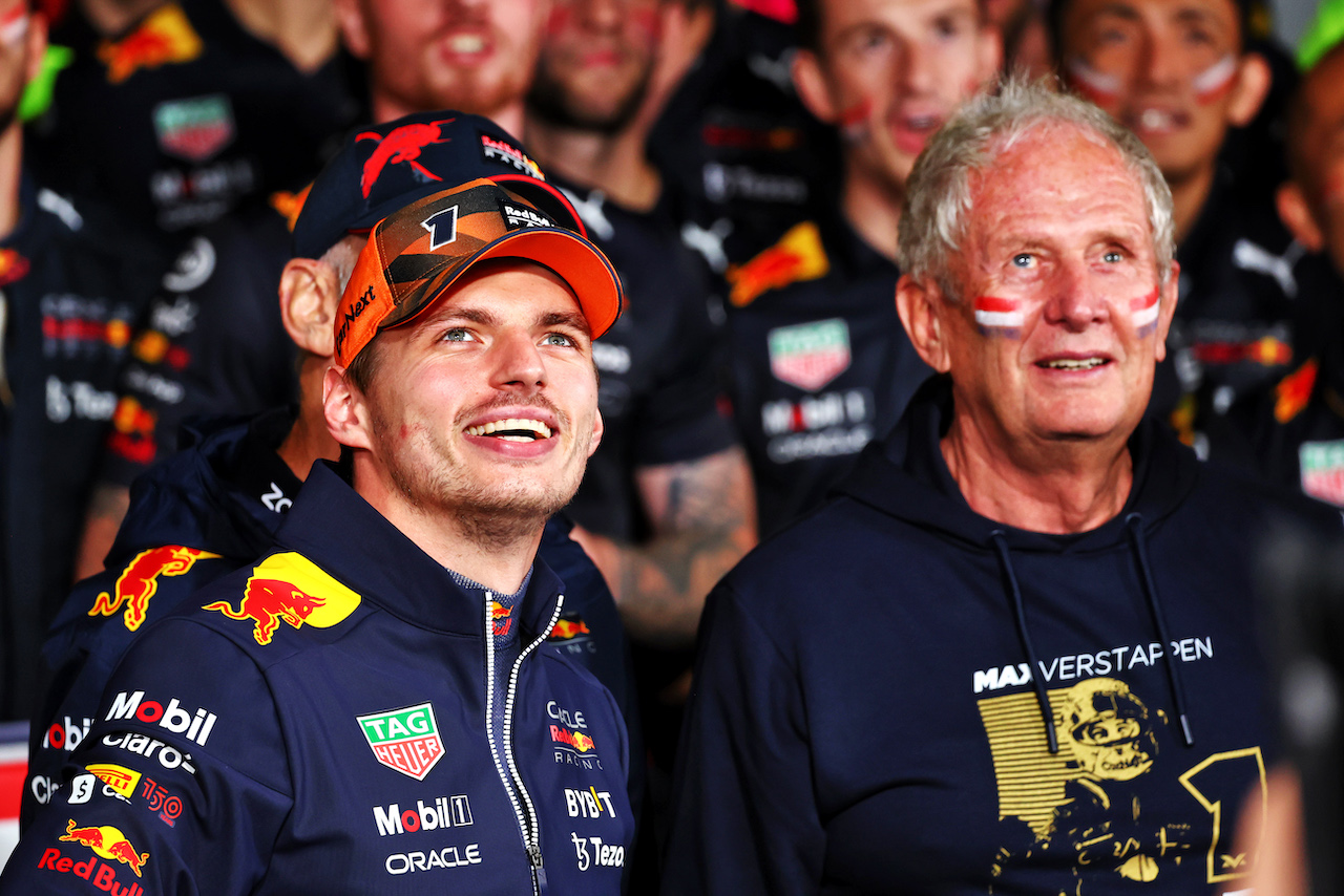 GP GIAPPONE, Gara winner Max Verstappen (NLD) Red Bull Racing celebrates winning the World Championship with Dr Helmut Marko (AUT) Red Bull Motorsport Consultant e the team.
09.10.2022. Formula 1 World Championship, Rd 18, Japanese Grand Prix, Suzuka, Japan, Gara Day.
- www.xpbimages.com, EMail: requests@xpbimages.com © Copyright: Batchelor / XPB Images