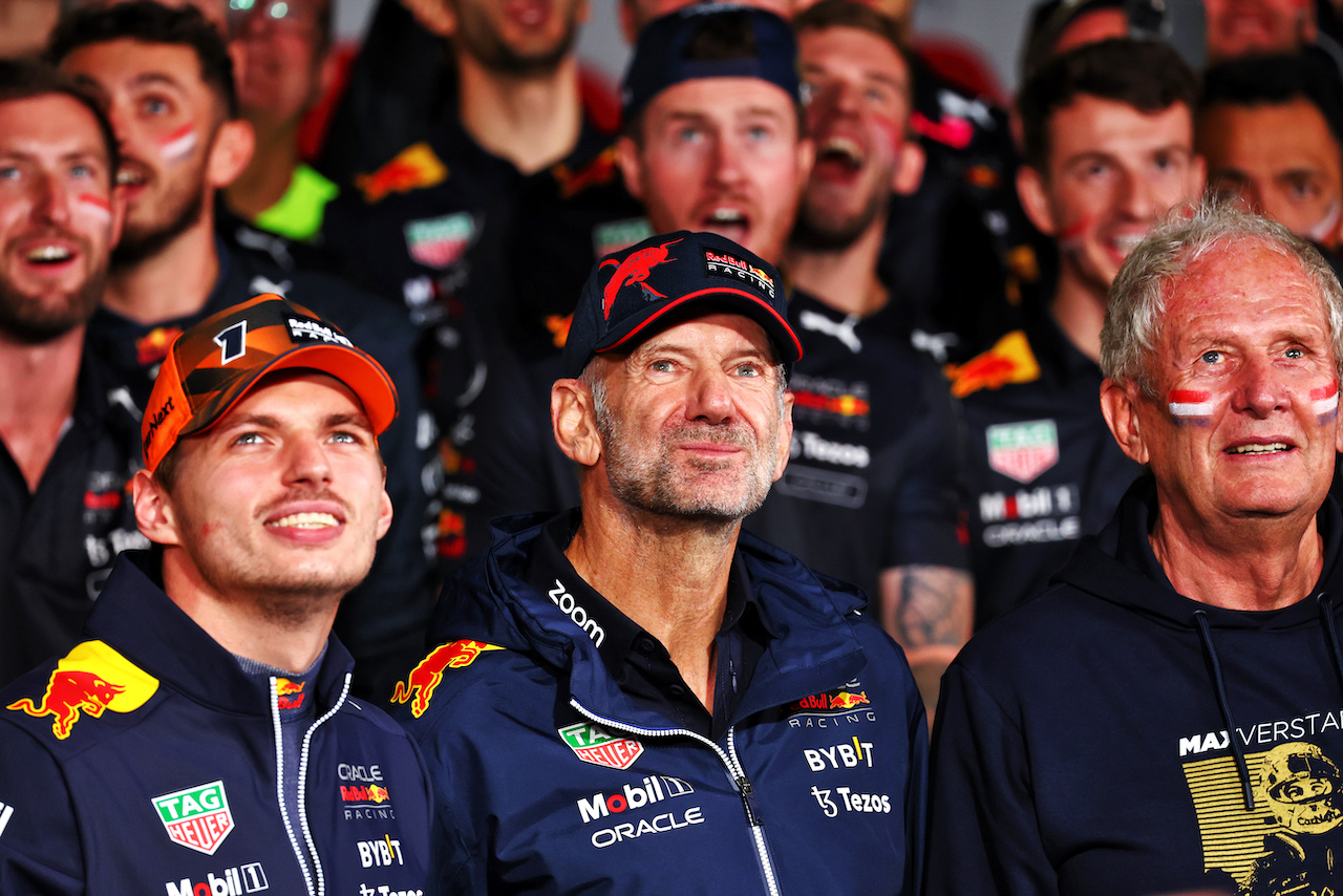 GP GIAPPONE, (L to R): Gara winner Max Verstappen (NLD) Red Bull Racing celebrates winning the World Championship with Adrian Newey (GBR) Red Bull Racing Chief Technical Officer; Dr Helmut Marko (AUT) Red Bull Motorsport Consultant e the team.
09.10.2022. Formula 1 World Championship, Rd 18, Japanese Grand Prix, Suzuka, Japan, Gara Day.
- www.xpbimages.com, EMail: requests@xpbimages.com © Copyright: Batchelor / XPB Images