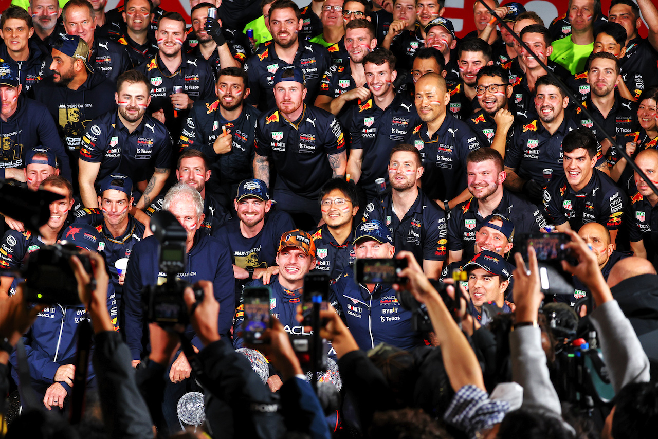 GP GIAPPONE, Gara winner Max Verstappen (NLD) Red Bull Racing celebrates winning the World Championship with the team.
09.10.2022. Formula 1 World Championship, Rd 18, Japanese Grand Prix, Suzuka, Japan, Gara Day.
- www.xpbimages.com, EMail: requests@xpbimages.com © Copyright: Batchelor / XPB Images