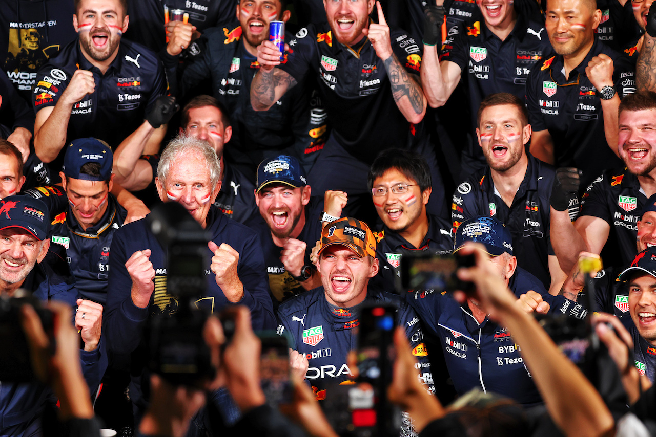 GP GIAPPONE, Gara winner Max Verstappen (NLD) Red Bull Racing celebrates winning the World Championship with the team.
09.10.2022. Formula 1 World Championship, Rd 18, Japanese Grand Prix, Suzuka, Japan, Gara Day.
- www.xpbimages.com, EMail: requests@xpbimages.com © Copyright: Batchelor / XPB Images