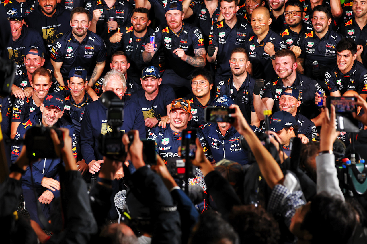 GP GIAPPONE, Gara winner Max Verstappen (NLD) Red Bull Racing celebrates winning the World Championship with the team.
09.10.2022. Formula 1 World Championship, Rd 18, Japanese Grand Prix, Suzuka, Japan, Gara Day.
- www.xpbimages.com, EMail: requests@xpbimages.com © Copyright: Batchelor / XPB Images