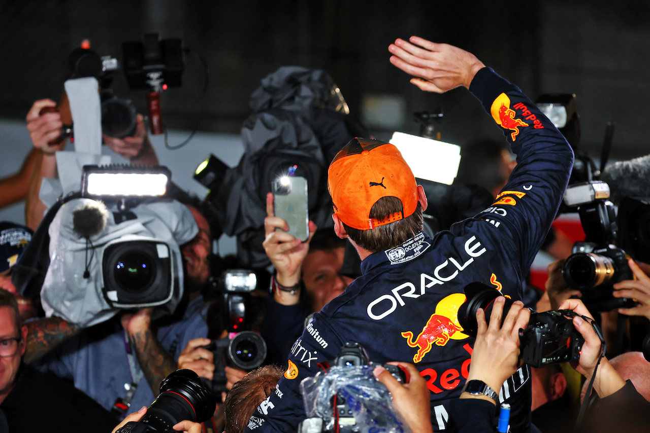 GP GIAPPONE, Gara winner Max Verstappen (NLD) Red Bull Racing celebrates winning the World Championship with the team.
09.10.2022. Formula 1 World Championship, Rd 18, Japanese Grand Prix, Suzuka, Japan, Gara Day.
- www.xpbimages.com, EMail: requests@xpbimages.com © Copyright: Batchelor / XPB Images