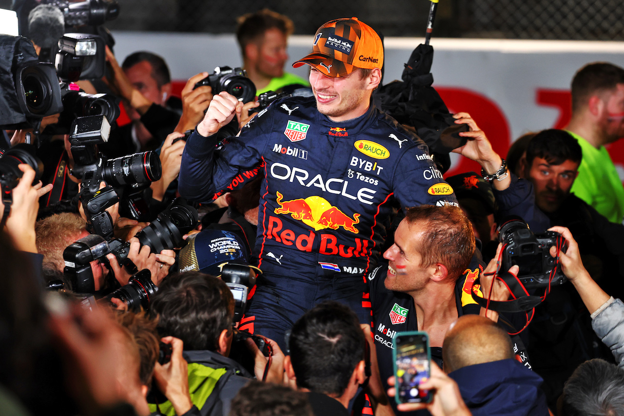 GP GIAPPONE, Gara winner Max Verstappen (NLD) Red Bull Racing celebrates winning the World Championship with the team.
09.10.2022. Formula 1 World Championship, Rd 18, Japanese Grand Prix, Suzuka, Japan, Gara Day.
- www.xpbimages.com, EMail: requests@xpbimages.com © Copyright: Batchelor / XPB Images