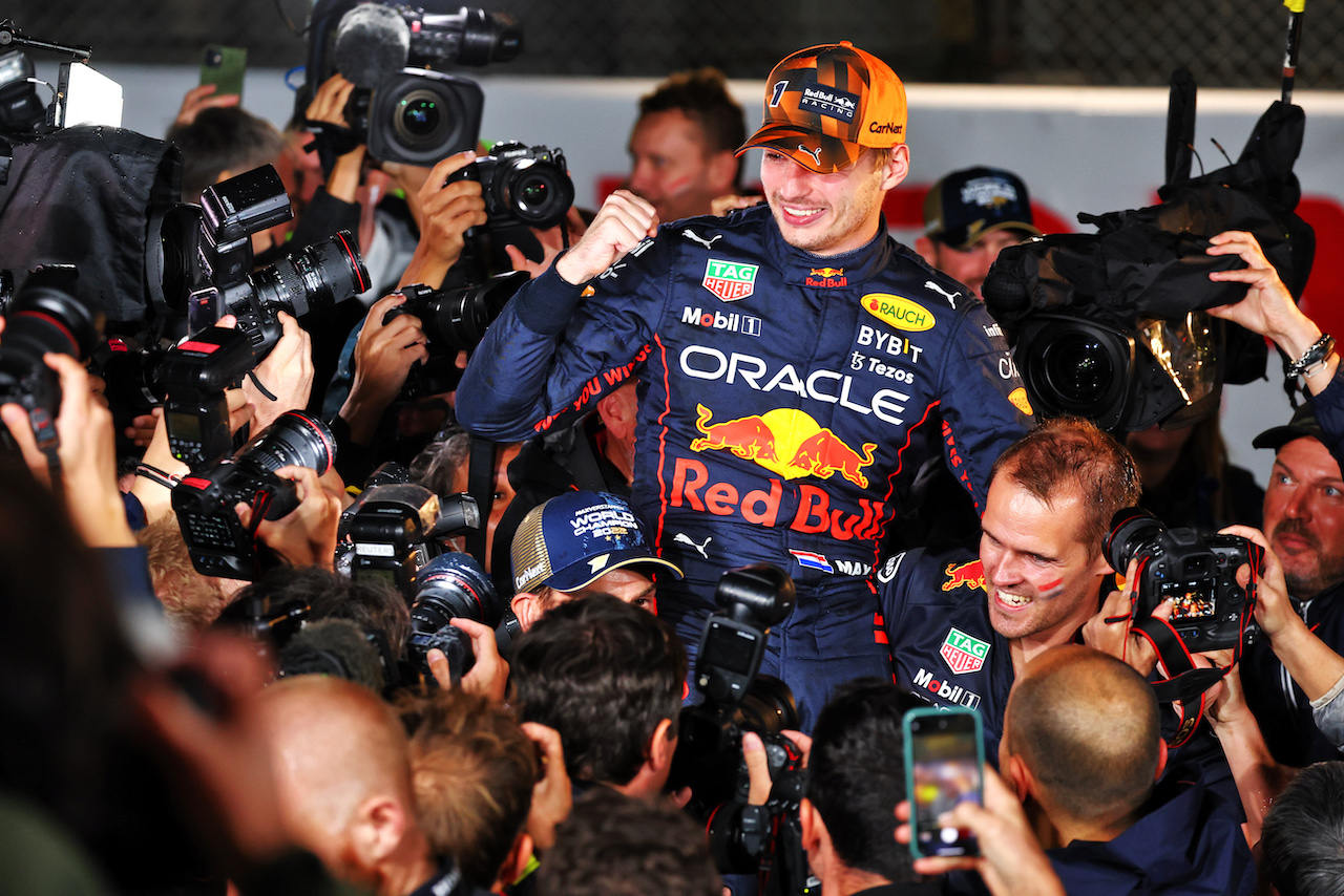 GP GIAPPONE, Gara winner Max Verstappen (NLD) Red Bull Racing celebrates winning the World Championship with the team.
09.10.2022. Formula 1 World Championship, Rd 18, Japanese Grand Prix, Suzuka, Japan, Gara Day.
- www.xpbimages.com, EMail: requests@xpbimages.com © Copyright: Batchelor / XPB Images