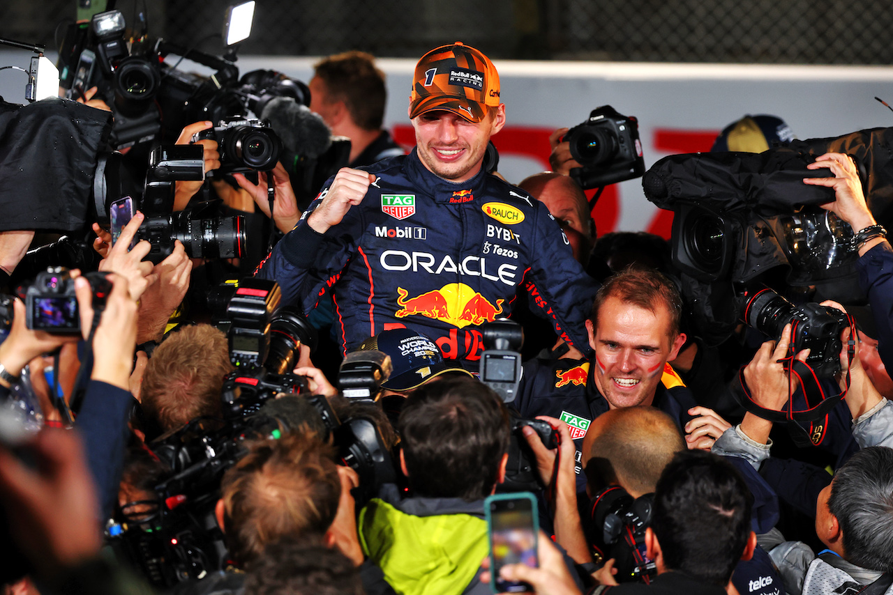 GP GIAPPONE, Gara winner Max Verstappen (NLD) Red Bull Racing celebrates winning the World Championship with the team.
09.10.2022. Formula 1 World Championship, Rd 18, Japanese Grand Prix, Suzuka, Japan, Gara Day.
- www.xpbimages.com, EMail: requests@xpbimages.com © Copyright: Batchelor / XPB Images