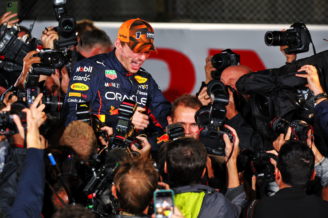 GP GIAPPONE, Gara winner Max Verstappen (NLD) Red Bull Racing celebrates winning the World Championship with the team.
09.10.2022. Formula 1 World Championship, Rd 18, Japanese Grand Prix, Suzuka, Japan, Gara Day.
- www.xpbimages.com, EMail: requests@xpbimages.com © Copyright: Batchelor / XPB Images