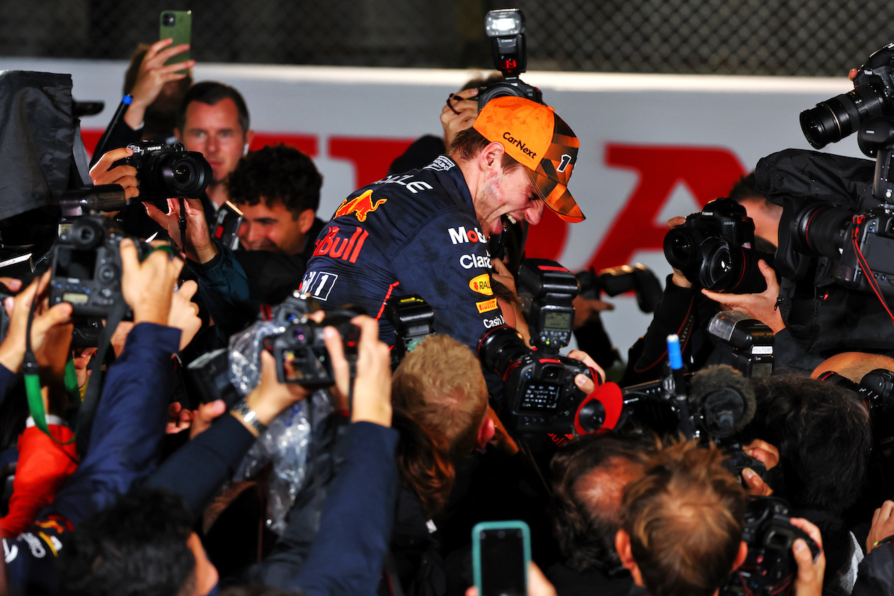 GP GIAPPONE, Gara winner Max Verstappen (NLD) Red Bull Racing celebrates winning the World Championship with the team.
09.10.2022. Formula 1 World Championship, Rd 18, Japanese Grand Prix, Suzuka, Japan, Gara Day.
- www.xpbimages.com, EMail: requests@xpbimages.com © Copyright: Batchelor / XPB Images