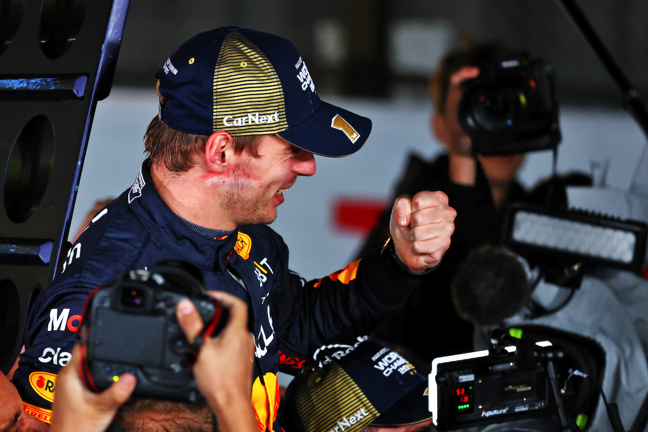 GP GIAPPONE, Gara winner Max Verstappen (NLD) Red Bull Racing celebrates winning the World Championship with the team.
09.10.2022. Formula 1 World Championship, Rd 18, Japanese Grand Prix, Suzuka, Japan, Gara Day.
- www.xpbimages.com, EMail: requests@xpbimages.com © Copyright: Batchelor / XPB Images