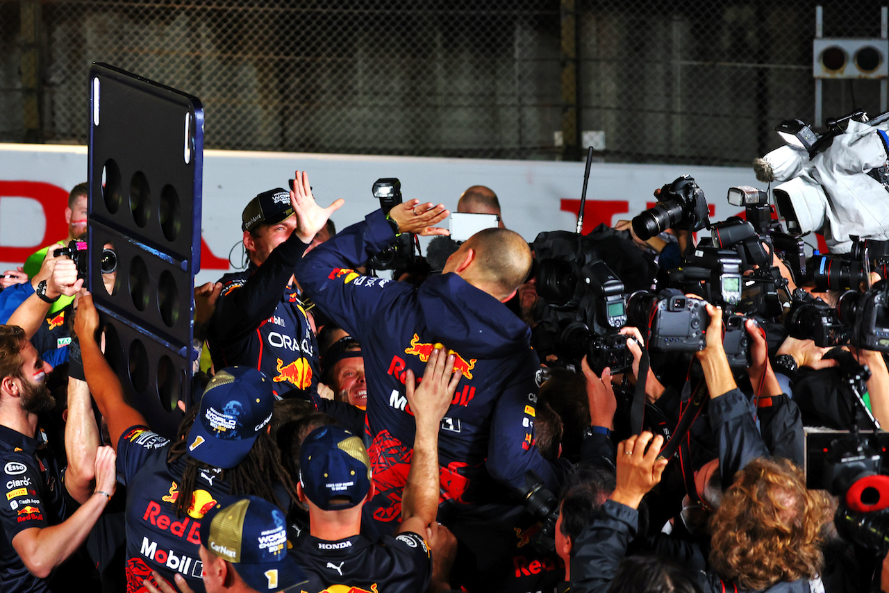GP GIAPPONE, Gara winner Max Verstappen (NLD) Red Bull Racing celebrates winning the World Championship with Gianpiero Lambiase (ITA) Red Bull Racing Engineer e the team.
09.10.2022. Formula 1 World Championship, Rd 18, Japanese Grand Prix, Suzuka, Japan, Gara Day.
- www.xpbimages.com, EMail: requests@xpbimages.com © Copyright: Batchelor / XPB Images