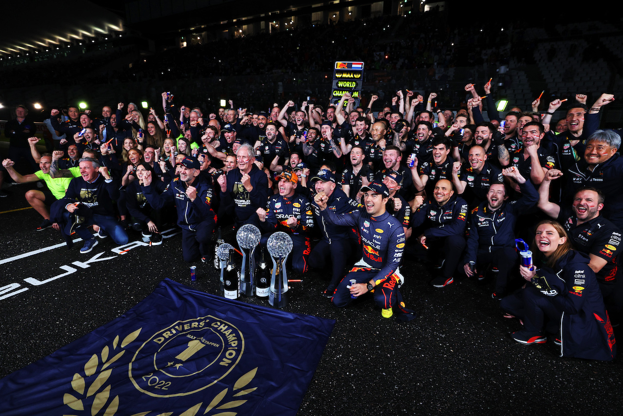 GP GIAPPONE, Gara winner Max Verstappen (NLD) Red Bull Racing celebrates winning the World Championship with the team.
09.10.2022. Formula 1 World Championship, Rd 18, Japanese Grand Prix, Suzuka, Japan, Gara Day.
 - www.xpbimages.com, EMail: requests@xpbimages.com © Copyright: Coates / XPB Images