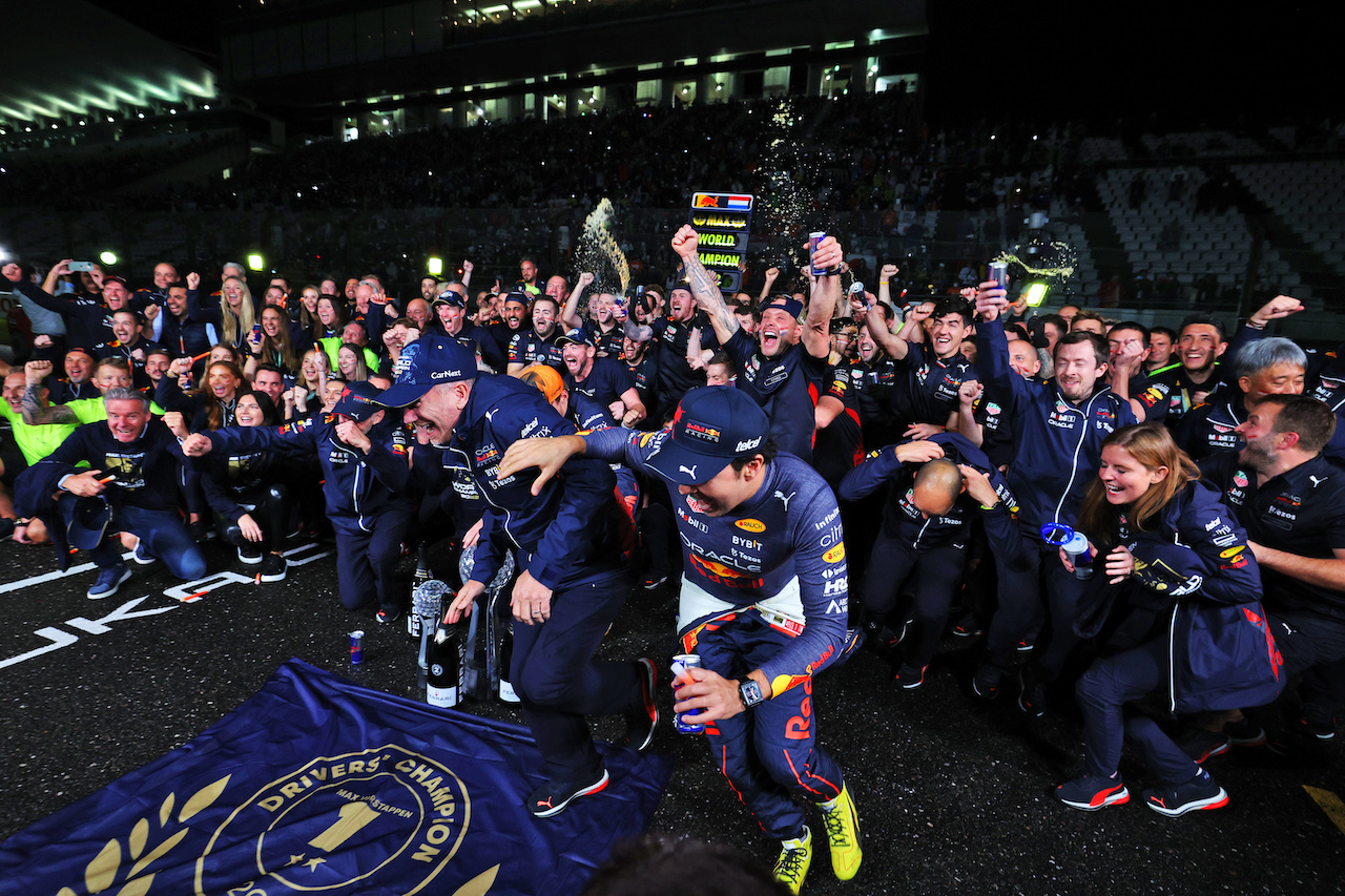 GP GIAPPONE, Gara winner Max Verstappen (NLD) Red Bull Racing celebrates winning the World Championship with the team.
09.10.2022. Formula 1 World Championship, Rd 18, Japanese Grand Prix, Suzuka, Japan, Gara Day.
 - www.xpbimages.com, EMail: requests@xpbimages.com © Copyright: Coates / XPB Images
