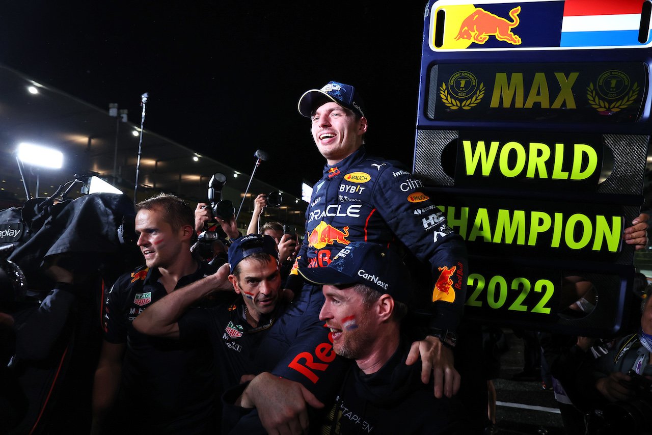 GP GIAPPONE, Gara winner Max Verstappen (NLD) Red Bull Racing celebrates winning the World Championship with the team.
09.10.2022. Formula 1 World Championship, Rd 18, Japanese Grand Prix, Suzuka, Japan, Gara Day.
 - www.xpbimages.com, EMail: requests@xpbimages.com © Copyright: Coates / XPB Images