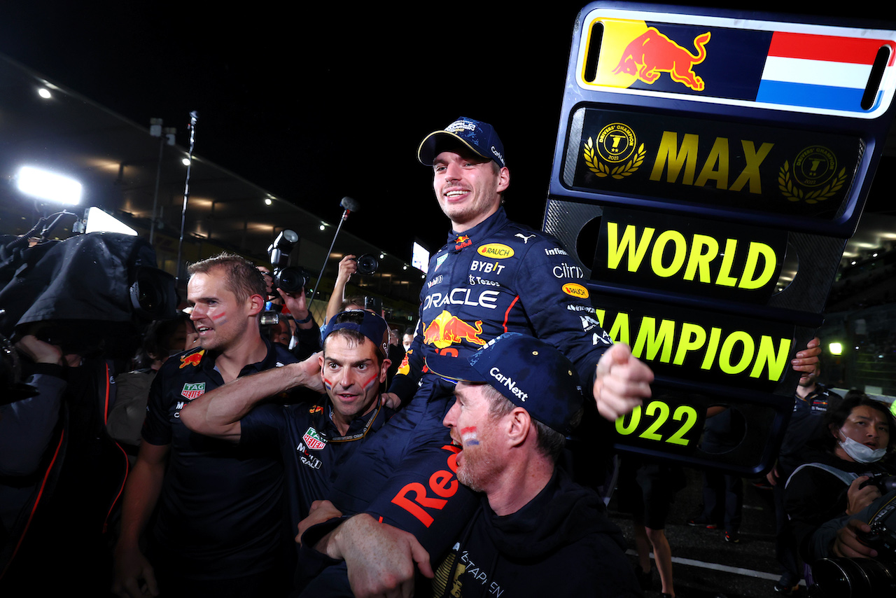 GP GIAPPONE, Gara winner Max Verstappen (NLD) Red Bull Racing celebrates winning the World Championship with the team.
09.10.2022. Formula 1 World Championship, Rd 18, Japanese Grand Prix, Suzuka, Japan, Gara Day.
 - www.xpbimages.com, EMail: requests@xpbimages.com © Copyright: Coates / XPB Images
