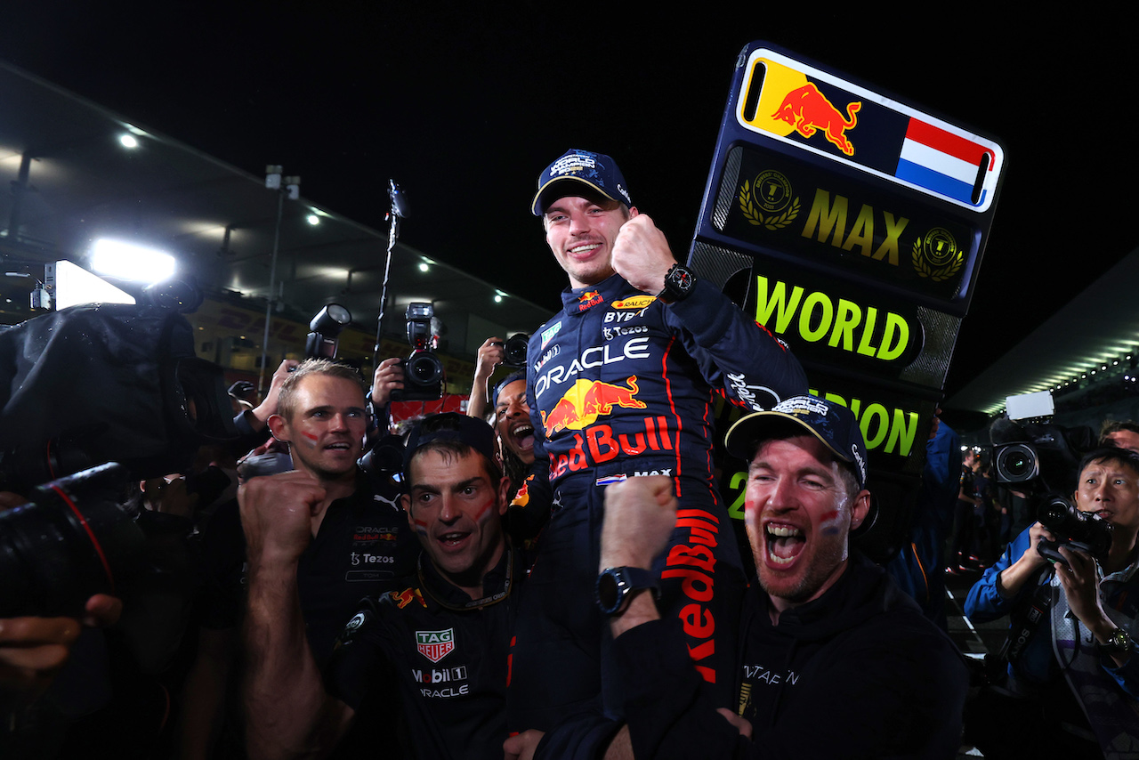 GP GIAPPONE, Gara winner Max Verstappen (NLD) Red Bull Racing celebrates winning the World Championship with the team.
09.10.2022. Formula 1 World Championship, Rd 18, Japanese Grand Prix, Suzuka, Japan, Gara Day.
 - www.xpbimages.com, EMail: requests@xpbimages.com © Copyright: Coates / XPB Images