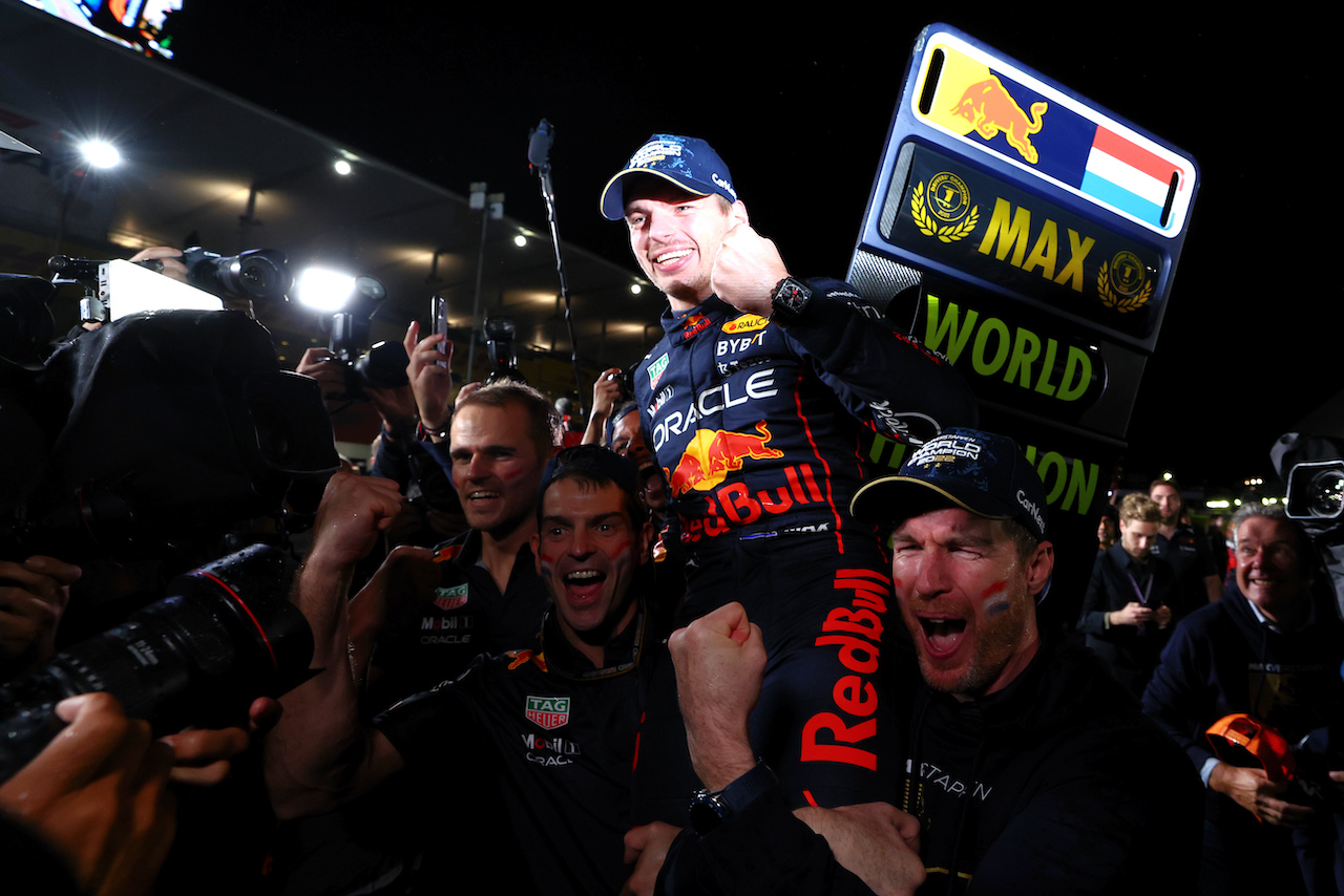 GP GIAPPONE, Gara winner Max Verstappen (NLD) Red Bull Racing celebrates winning the World Championship with the team.
09.10.2022. Formula 1 World Championship, Rd 18, Japanese Grand Prix, Suzuka, Japan, Gara Day.
 - www.xpbimages.com, EMail: requests@xpbimages.com © Copyright: Coates / XPB Images