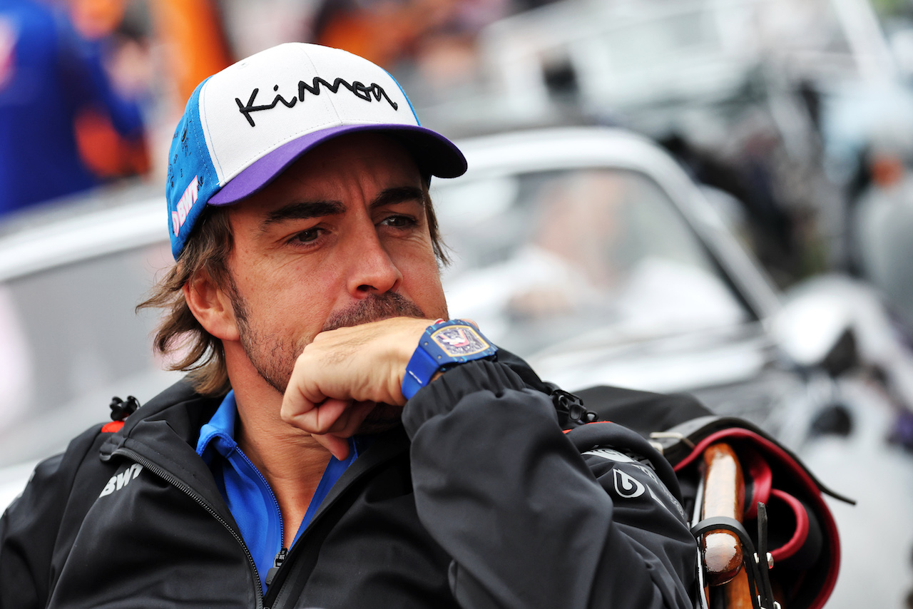 GP GIAPPONE, Fernando Alonso (ESP) Alpine F1 Team on the drivers parade.
09.10.2022. Formula 1 World Championship, Rd 18, Japanese Grand Prix, Suzuka, Japan, Gara Day.
- www.xpbimages.com, EMail: requests@xpbimages.com © Copyright: Bearne / XPB Images