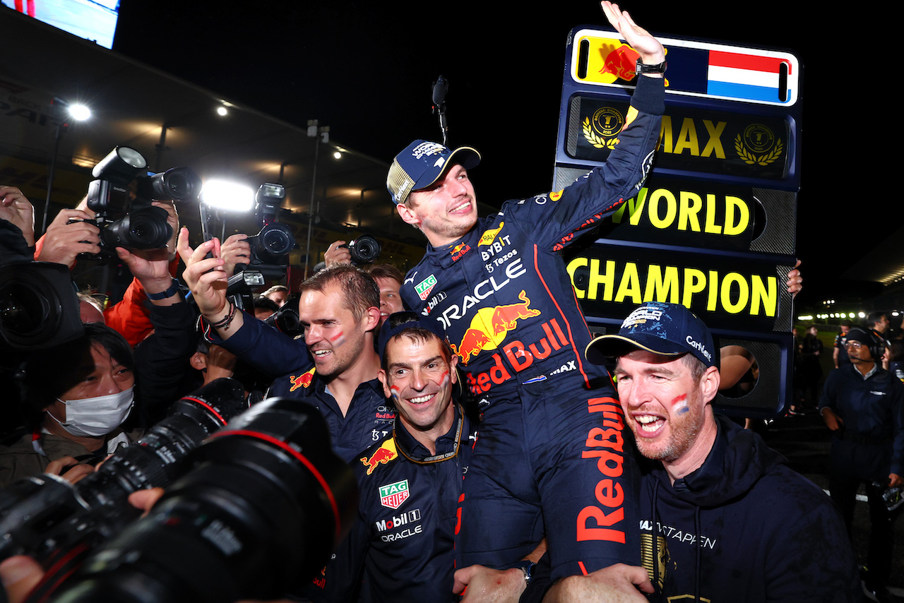 GP GIAPPONE, Gara winner Max Verstappen (NLD) Red Bull Racing celebrates winning the World Championship with the team.
09.10.2022. Formula 1 World Championship, Rd 18, Japanese Grand Prix, Suzuka, Japan, Gara Day.
 - www.xpbimages.com, EMail: requests@xpbimages.com © Copyright: Coates / XPB Images