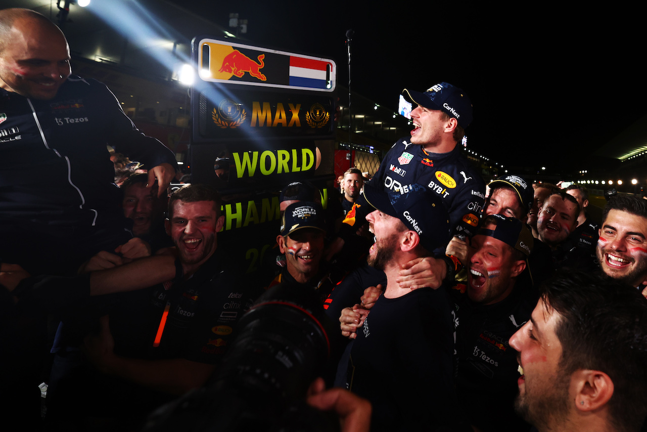 GP GIAPPONE, Gara winner Max Verstappen (NLD) Red Bull Racing celebrates winning the World Championship with the team.
09.10.2022. Formula 1 World Championship, Rd 18, Japanese Grand Prix, Suzuka, Japan, Gara Day.
 - www.xpbimages.com, EMail: requests@xpbimages.com © Copyright: Coates / XPB Images