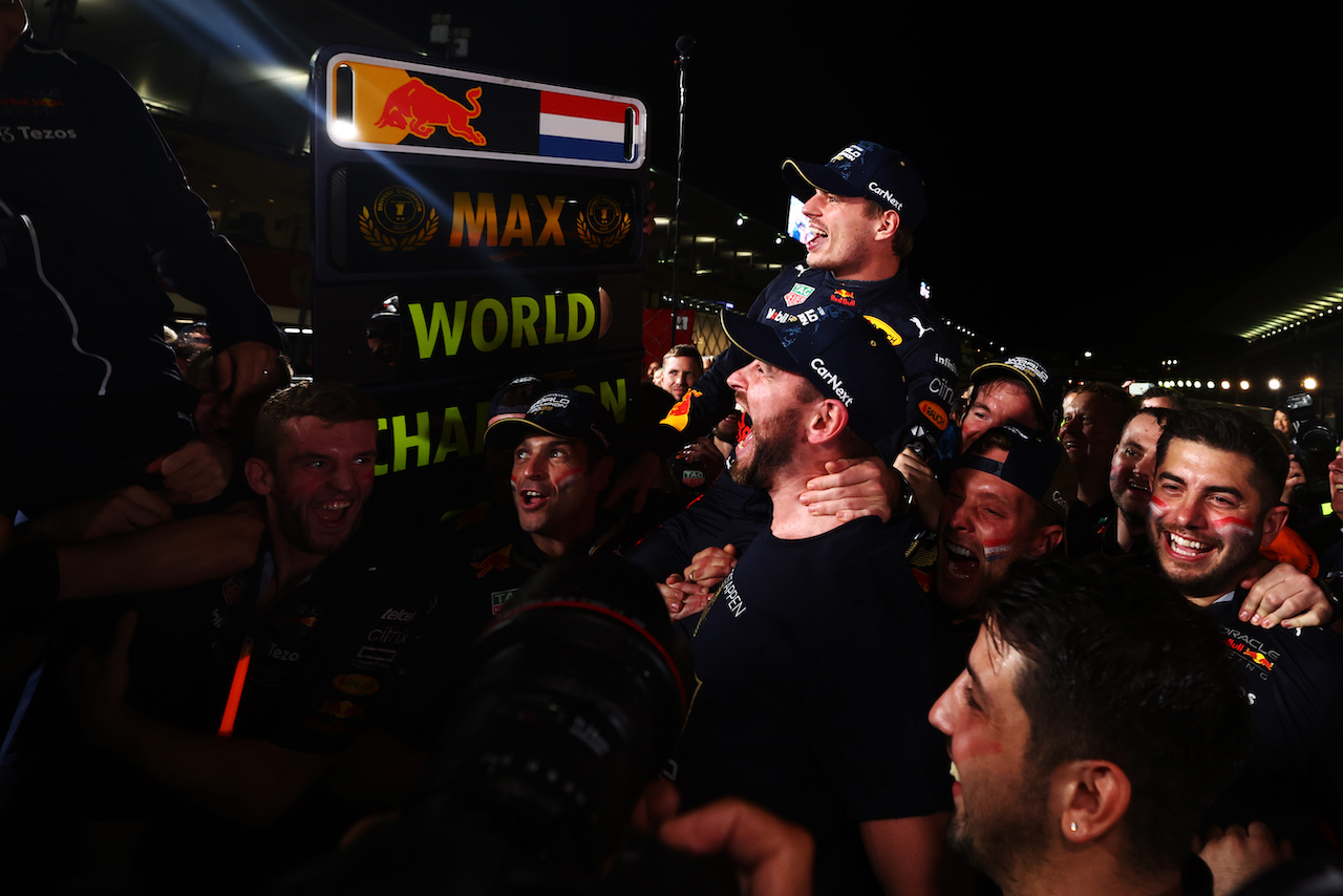 GP GIAPPONE, Gara winner Max Verstappen (NLD) Red Bull Racing celebrates winning the World Championship with the team.
09.10.2022. Formula 1 World Championship, Rd 18, Japanese Grand Prix, Suzuka, Japan, Gara Day.
 - www.xpbimages.com, EMail: requests@xpbimages.com © Copyright: Coates / XPB Images