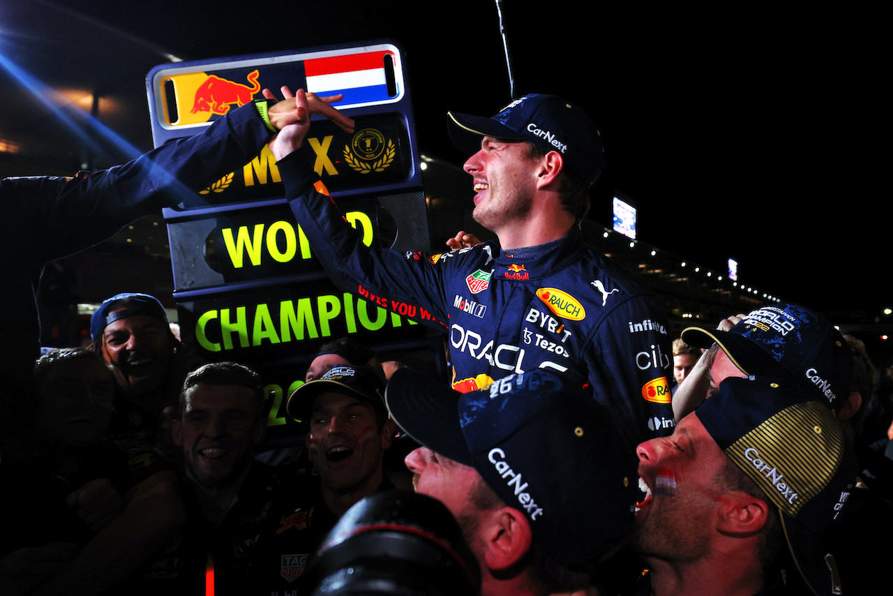 GP GIAPPONE, Gara winner Max Verstappen (NLD) Red Bull Racing celebrates winning the World Championship with the team.
09.10.2022. Formula 1 World Championship, Rd 18, Japanese Grand Prix, Suzuka, Japan, Gara Day.
 - www.xpbimages.com, EMail: requests@xpbimages.com © Copyright: Coates / XPB Images